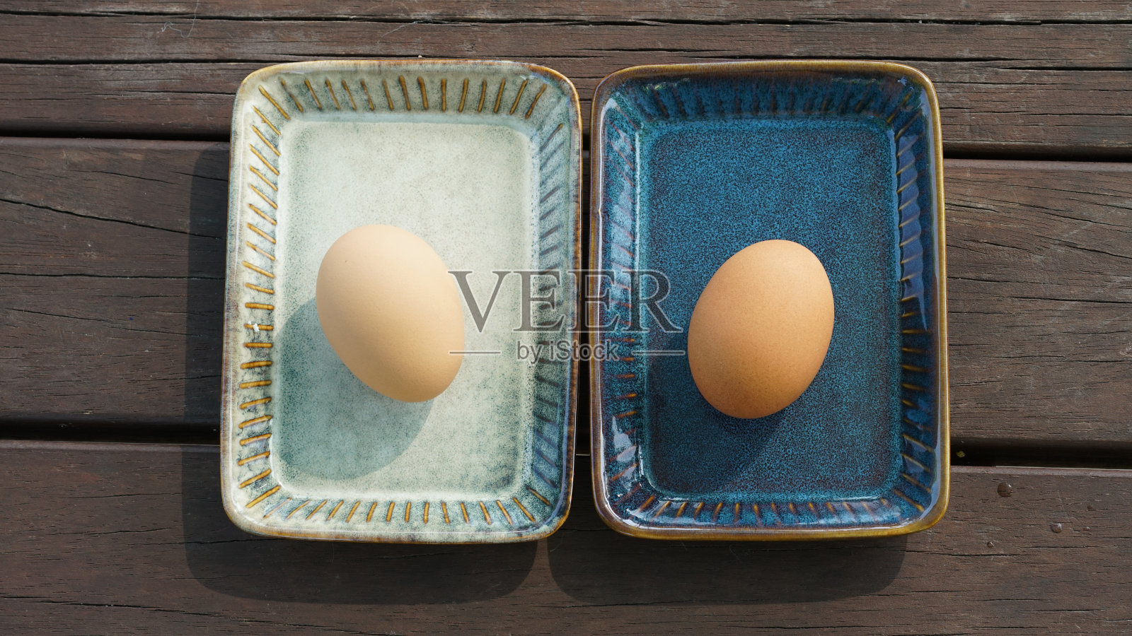 每个盘子里放一个鸡蛋照片摄影图片