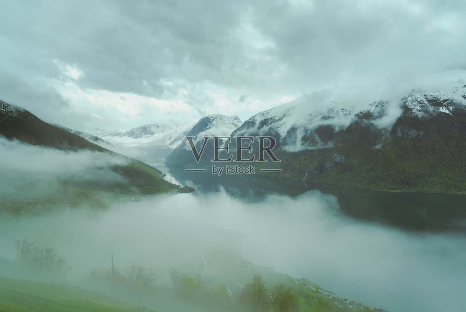 从挪威Stegastein的视角来看奥兰峡湾照片摄影图片