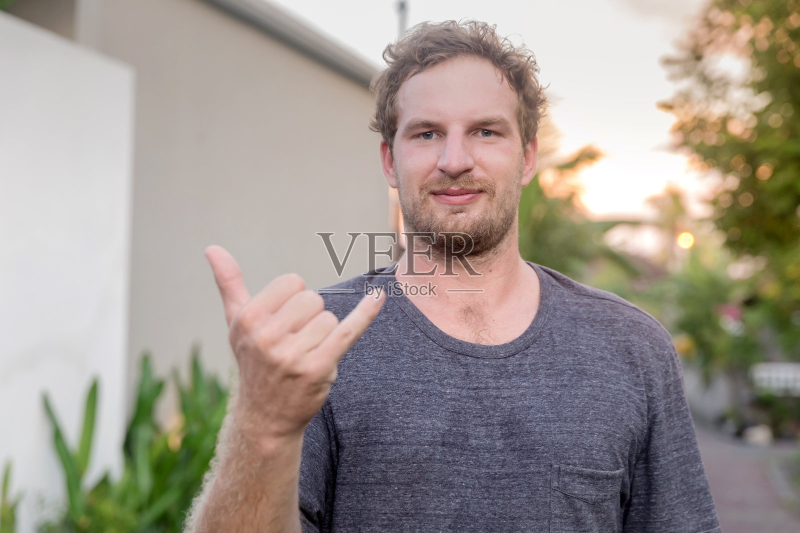 冲浪者用沙卡手势打招呼照片摄影图片