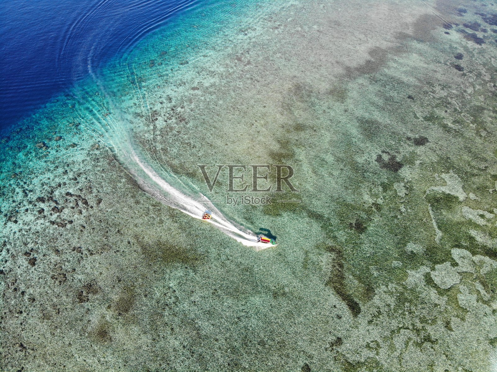 蓝色的海洋，海滩和快艇照片摄影图片