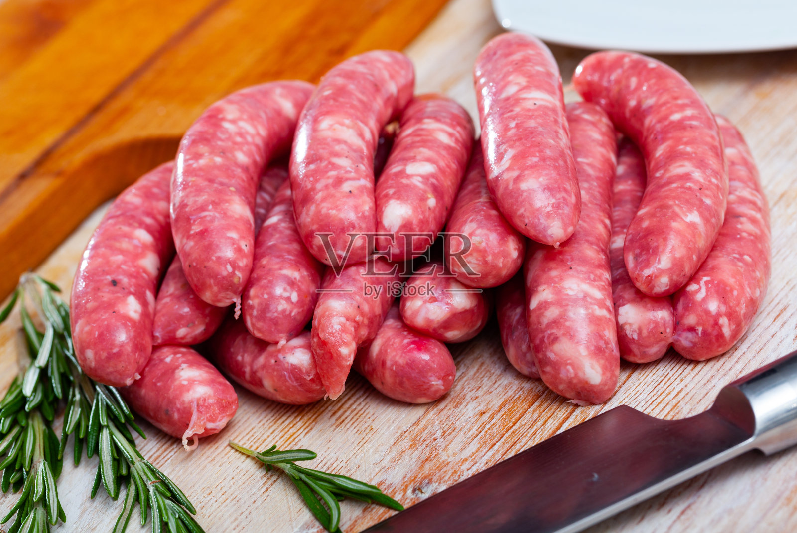 在木桌上煎的生肉香肠照片摄影图片