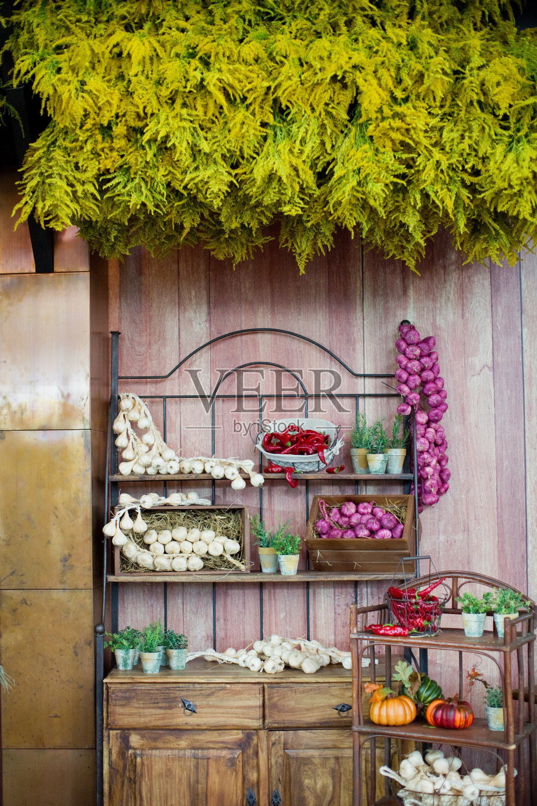 有蔬菜和水果的当地食品市场照片摄影图片