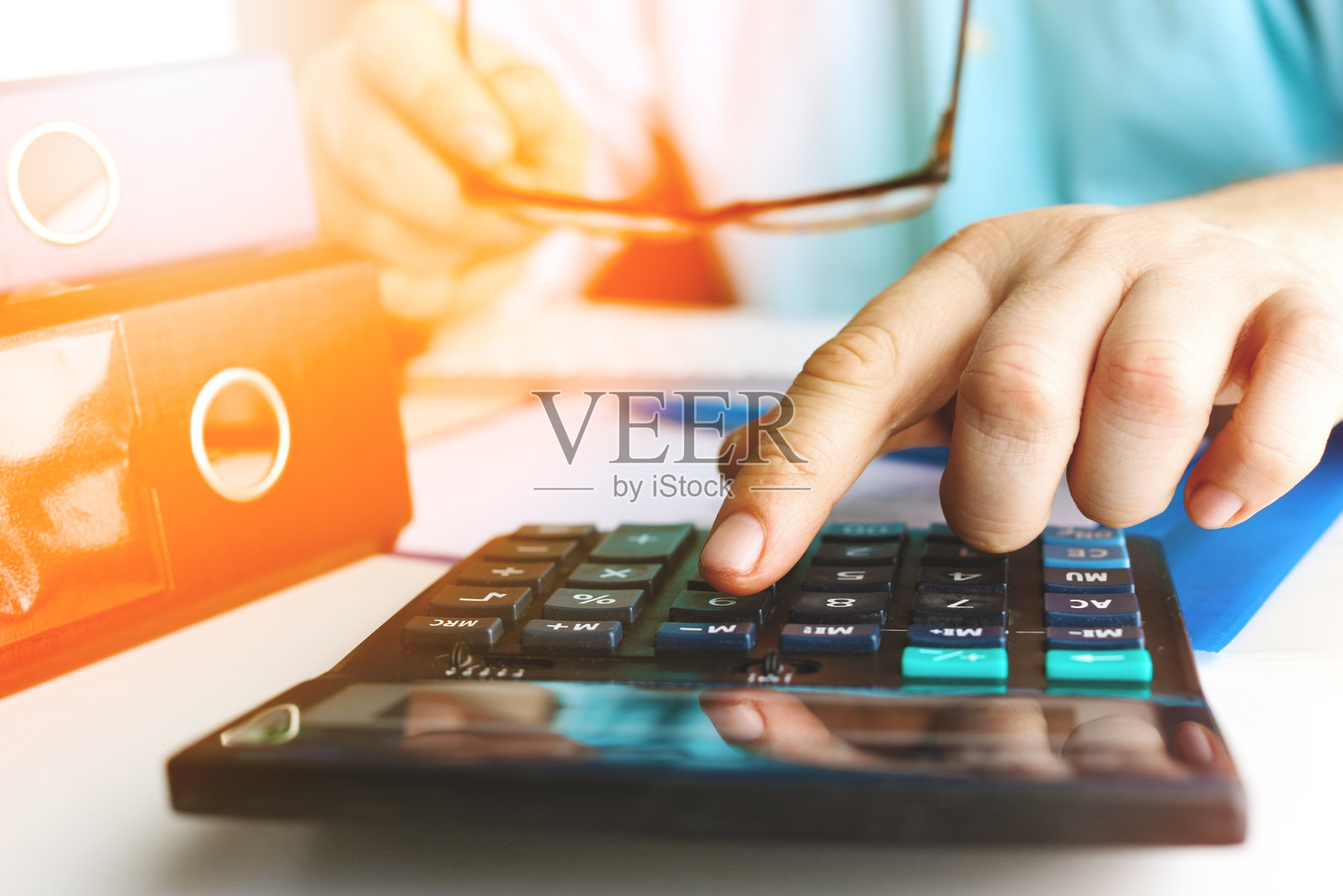 手的人做财务和计算桌子上的成本在家办公室。健美的照片摄影图片