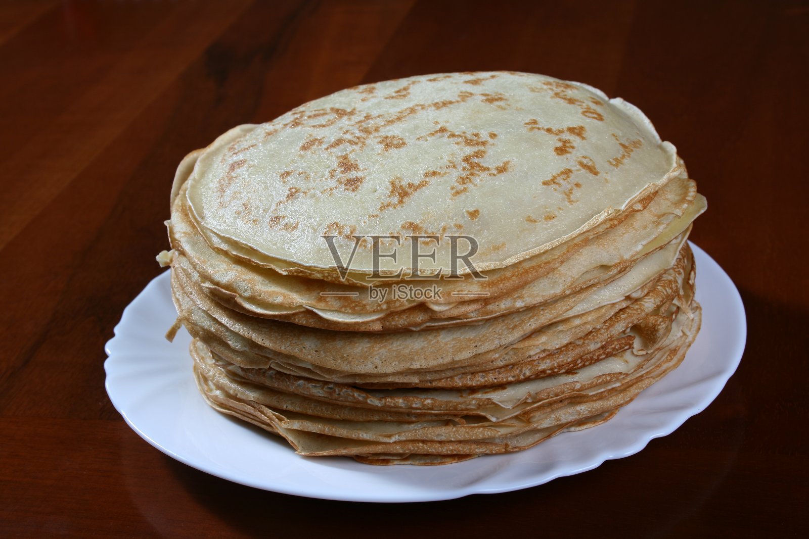 白色盘子上的薄煎饼照片摄影图片