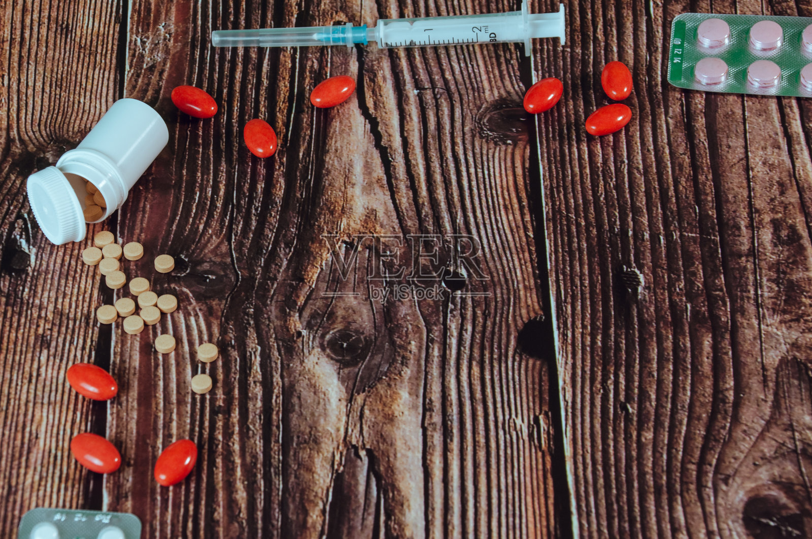 许多不同的药物，药丸和其他药物在木头桌子上照片摄影图片