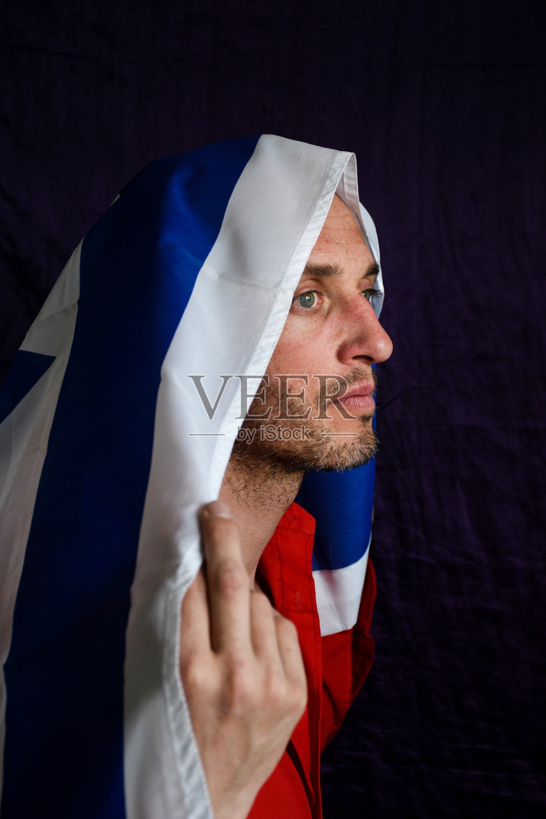 蒙着以色列国旗头部的犹太男人照片摄影图片