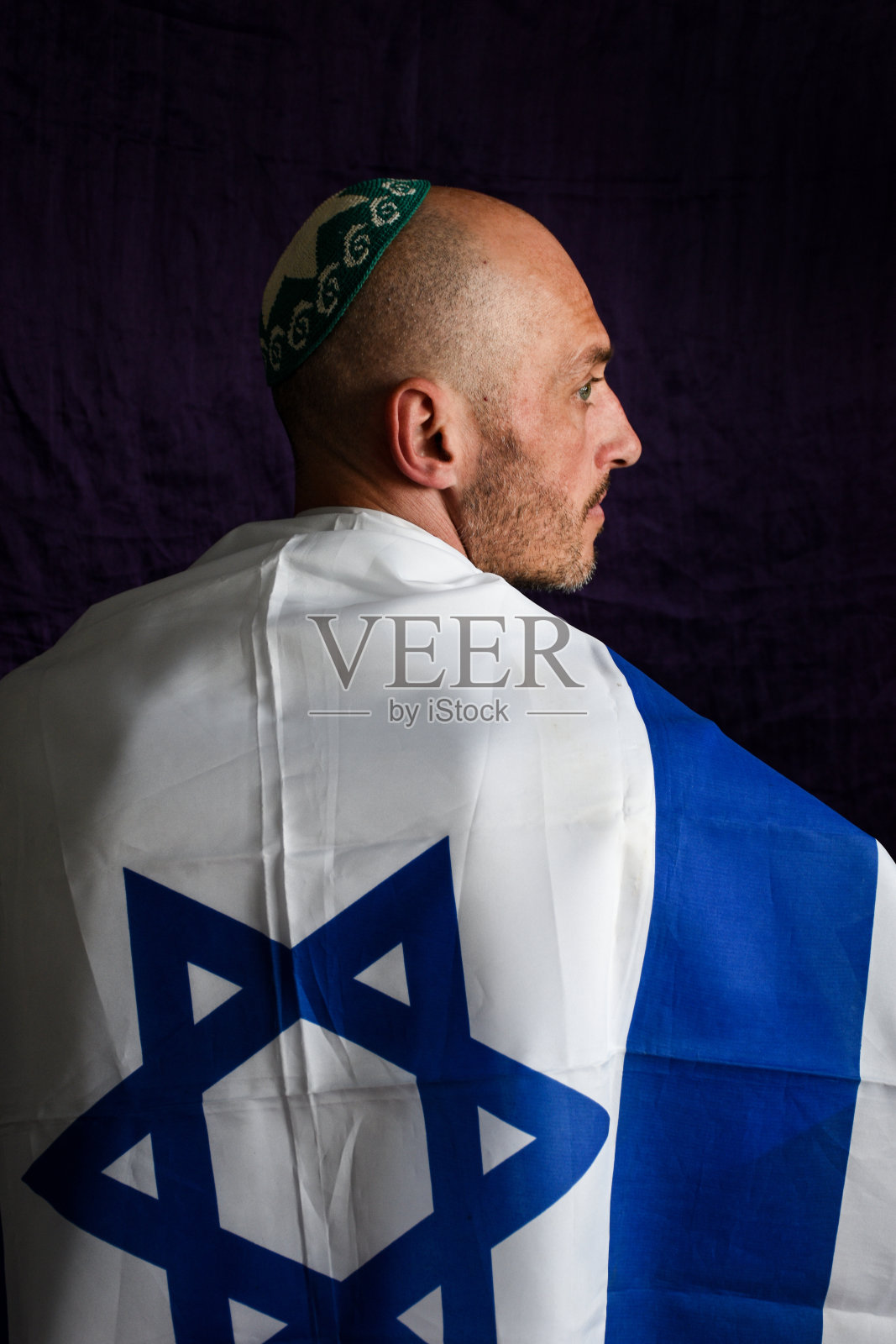 光头犹太男子与以色列国旗合影照片摄影图片