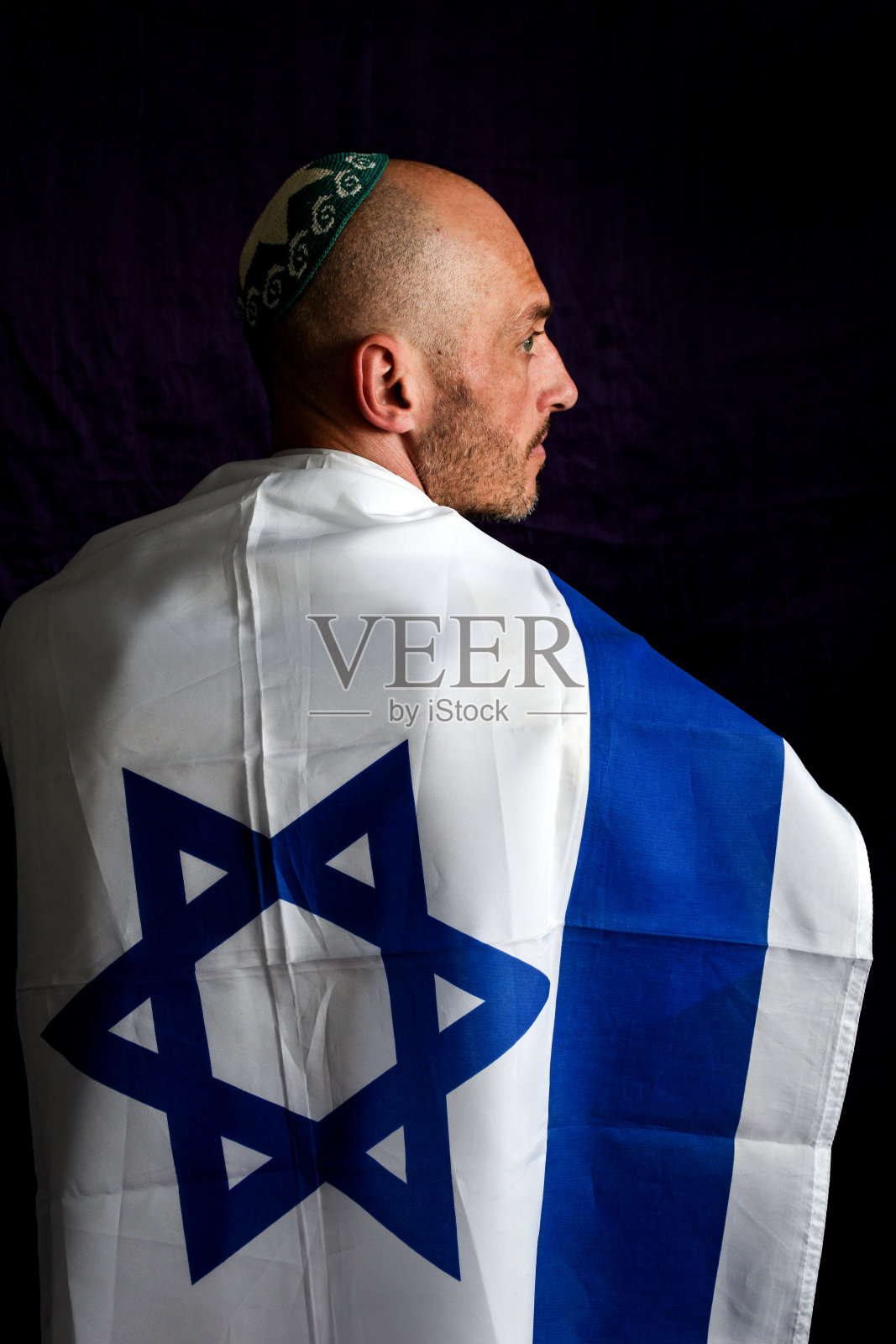 光头犹太男子与以色列国旗合影照片摄影图片