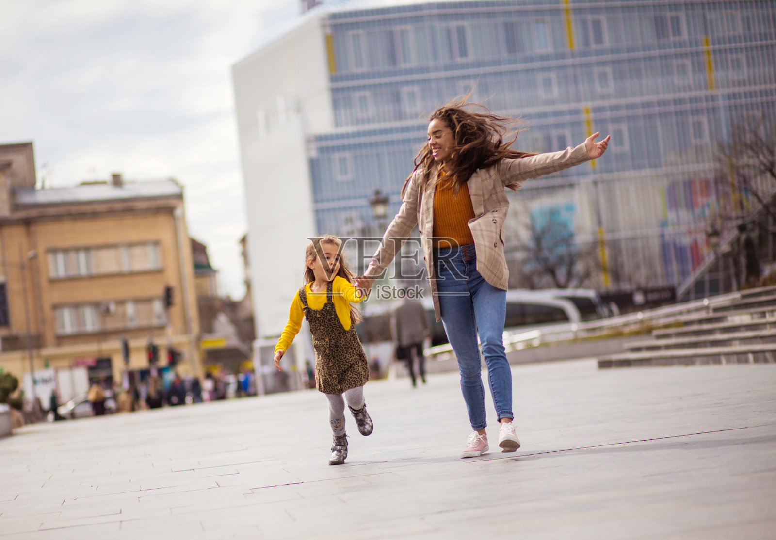 他们在一起的时候很开心。照片摄影图片