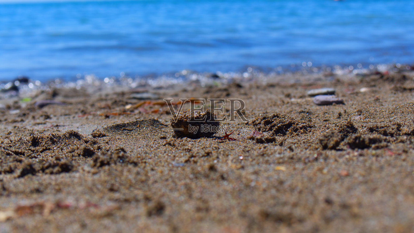 康沃尔，空荡荡的沙滩，鹅卵石和大海照片摄影图片