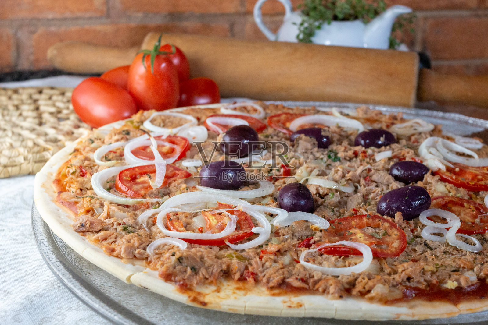 巴西披萨，金枪鱼馅，洋葱馅照片摄影图片