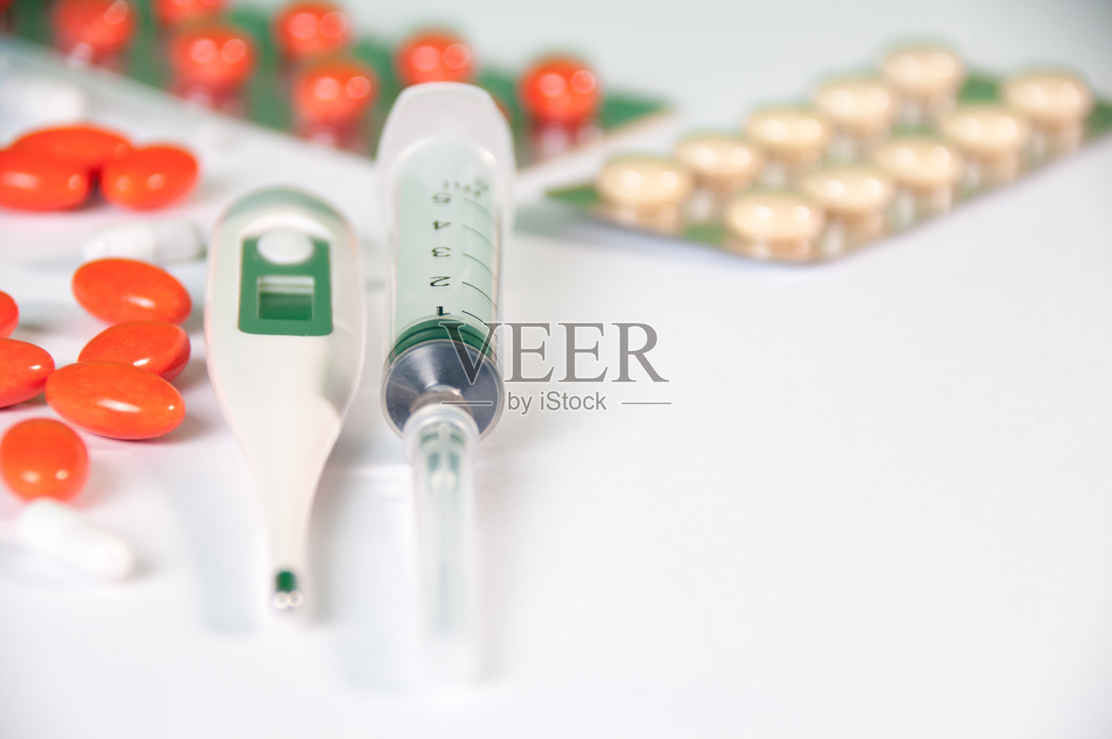 药片和一个保护性的蓝色面具躺在白色的背景上照片摄影图片