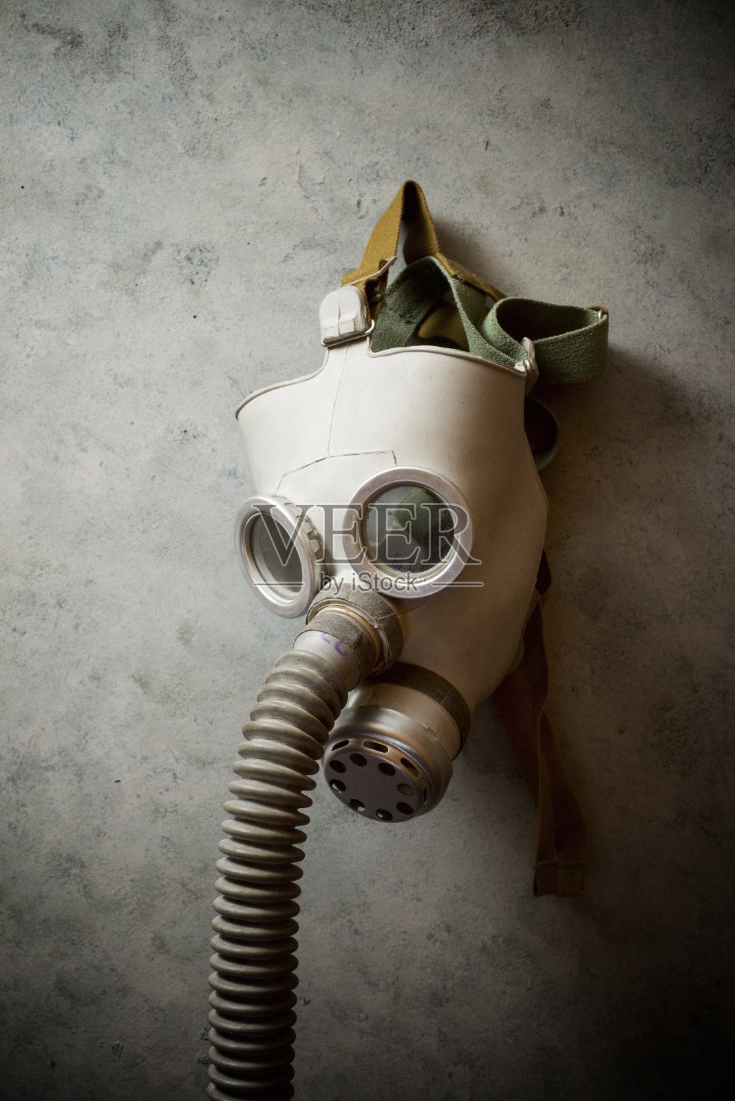 冷战时期的旧呼吸面罩，挂在墙上。照片摄影图片