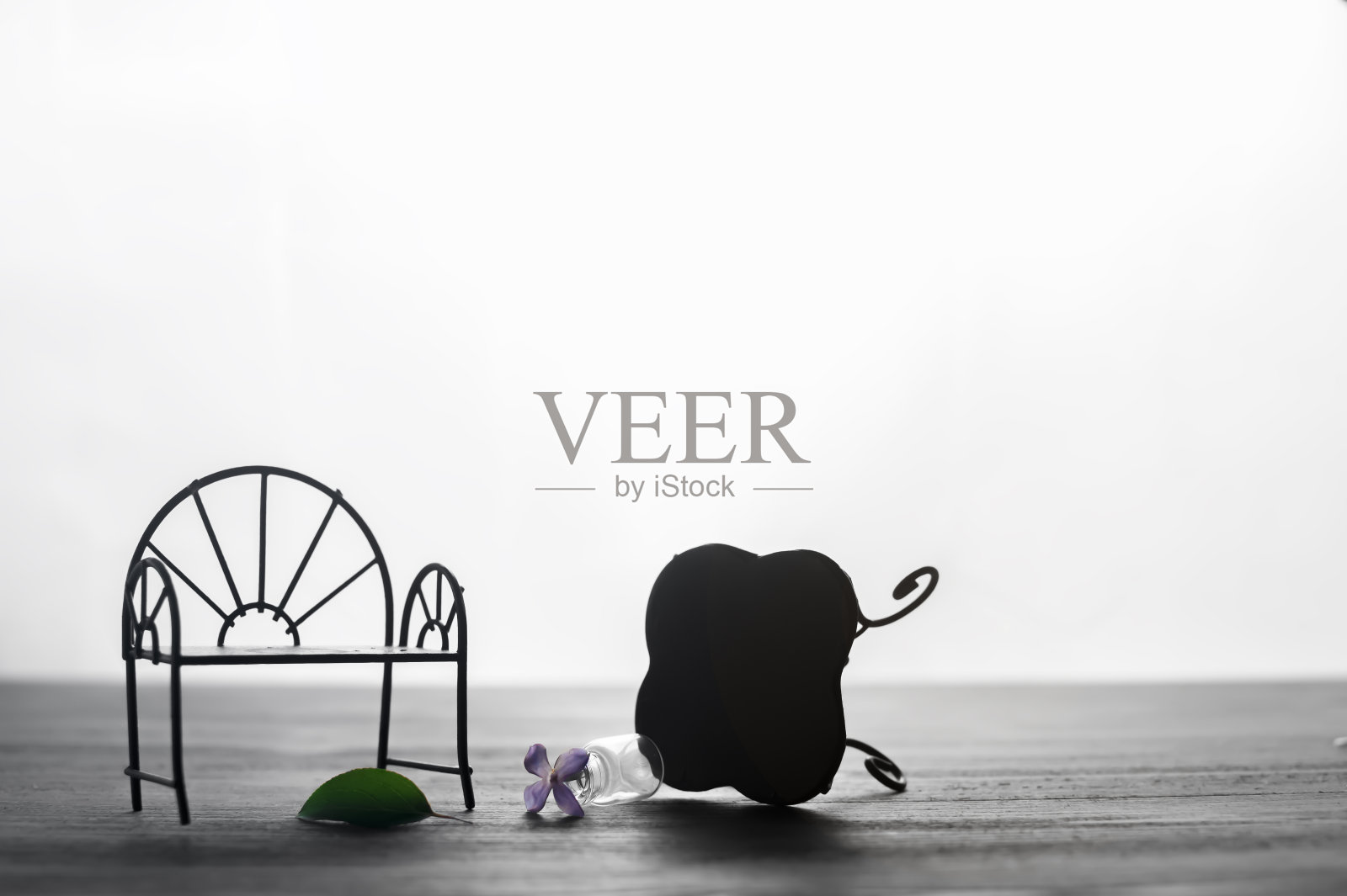 木地板上放着花的小长凳照片摄影图片