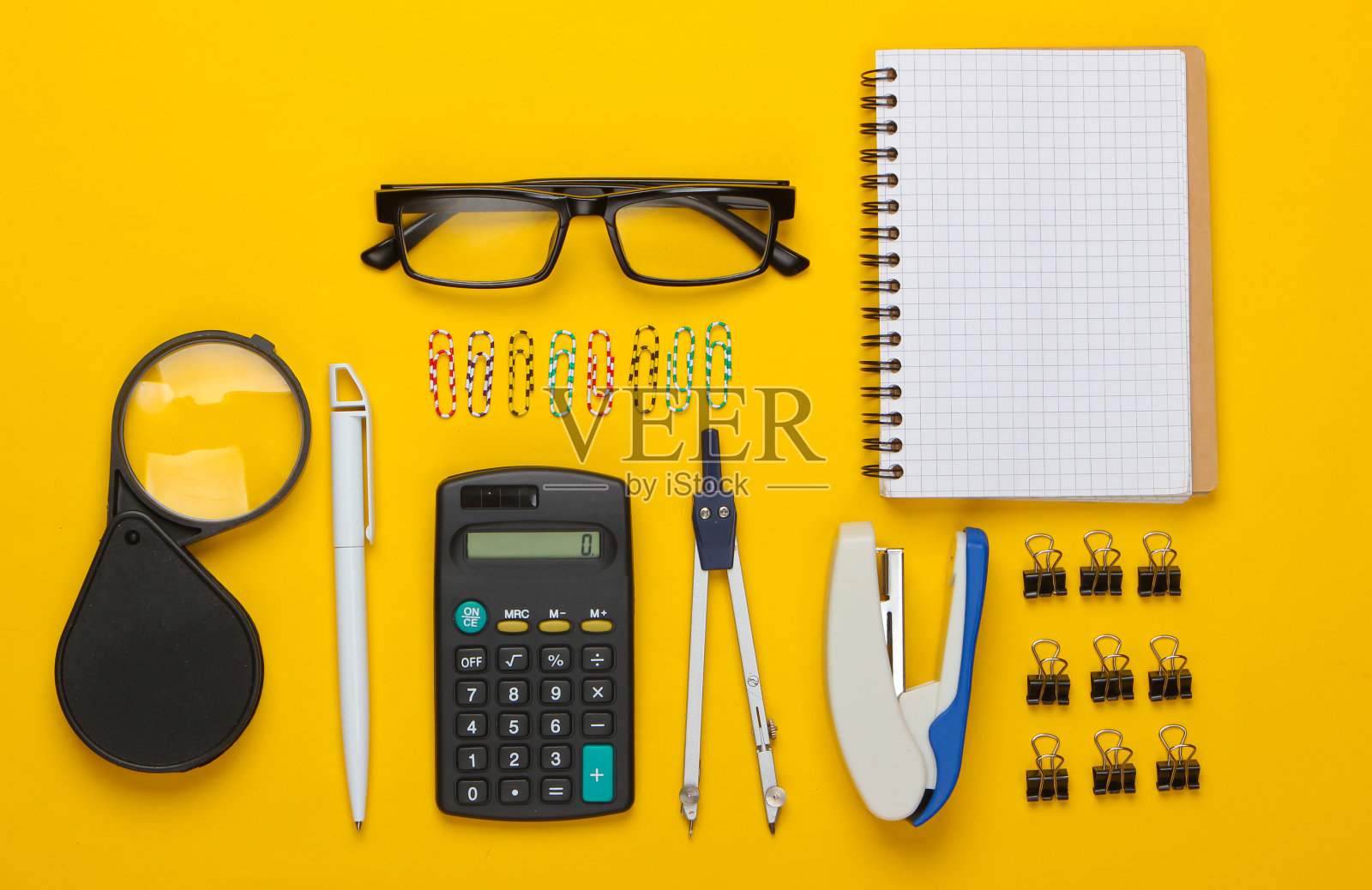 办公工具平铺构图，文具以黄色为背景。俯视图照片摄影图片