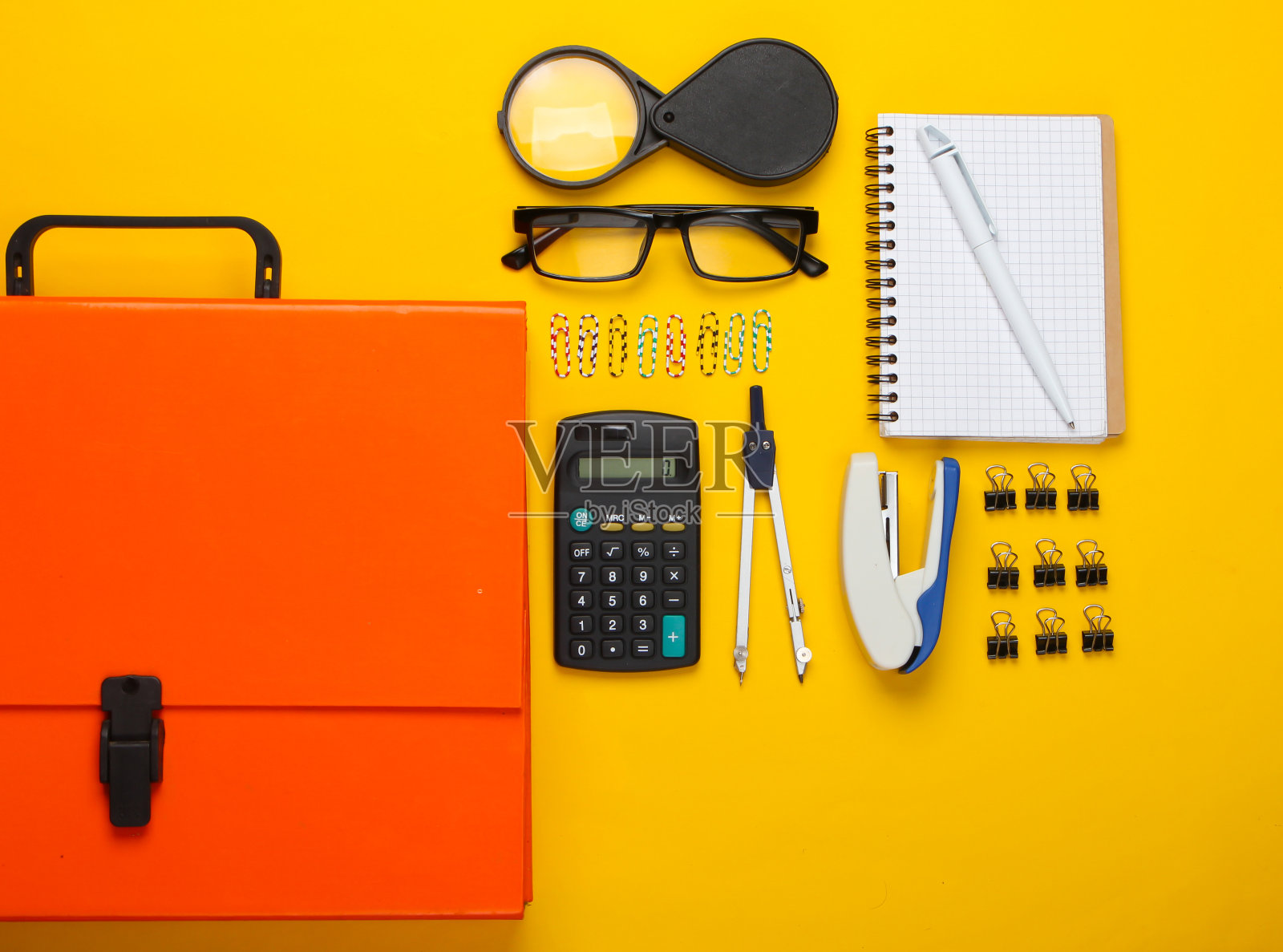 办公工具平铺构图，文具以黄色为背景。工作空间。俯视图照片摄影图片