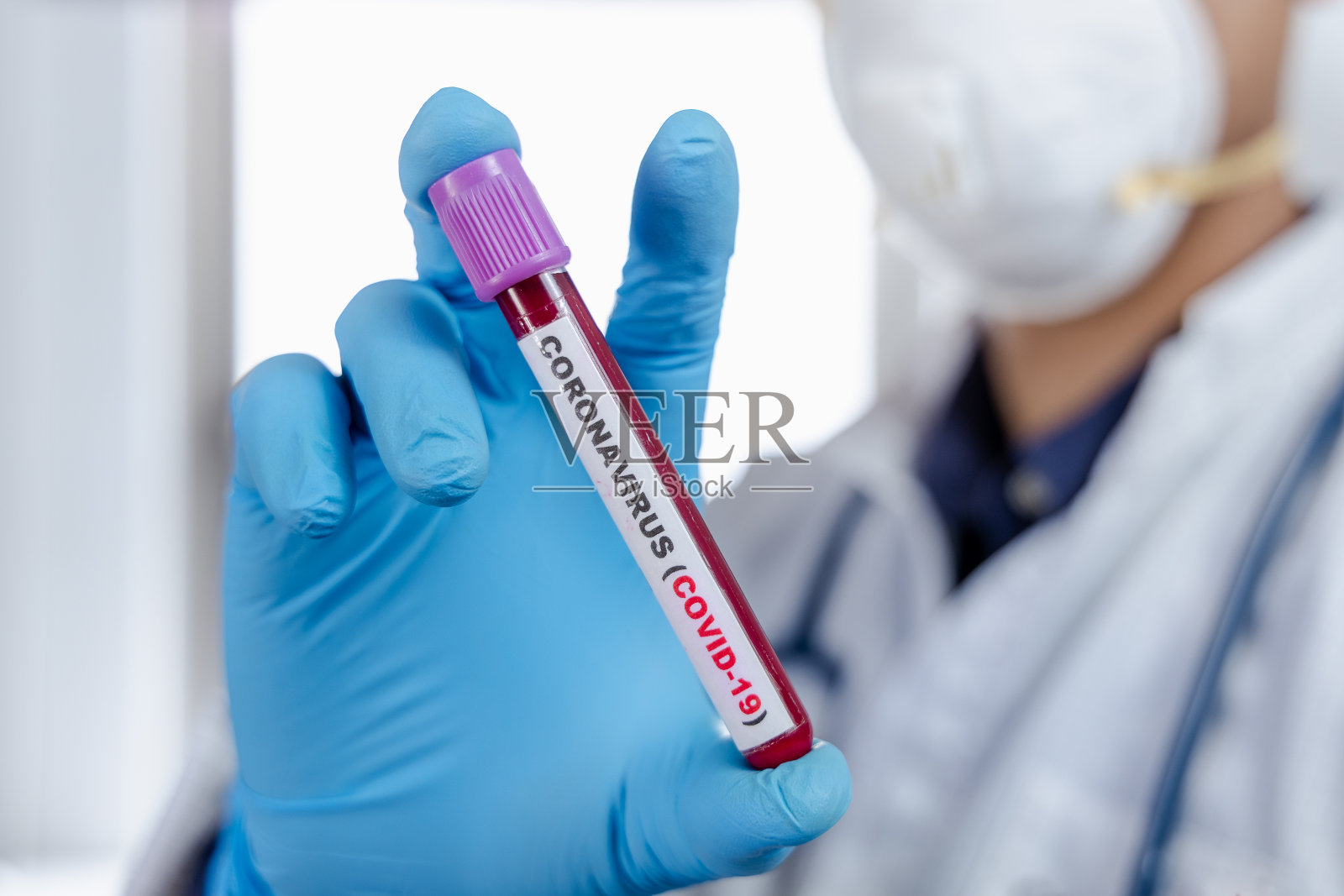 实验室检测u2019患者的血液样本是否存在冠状病毒(COVID-19)医生手持一个含有血液样本的试管，没有冠状病毒阳性或阴性结果。照片摄影图片