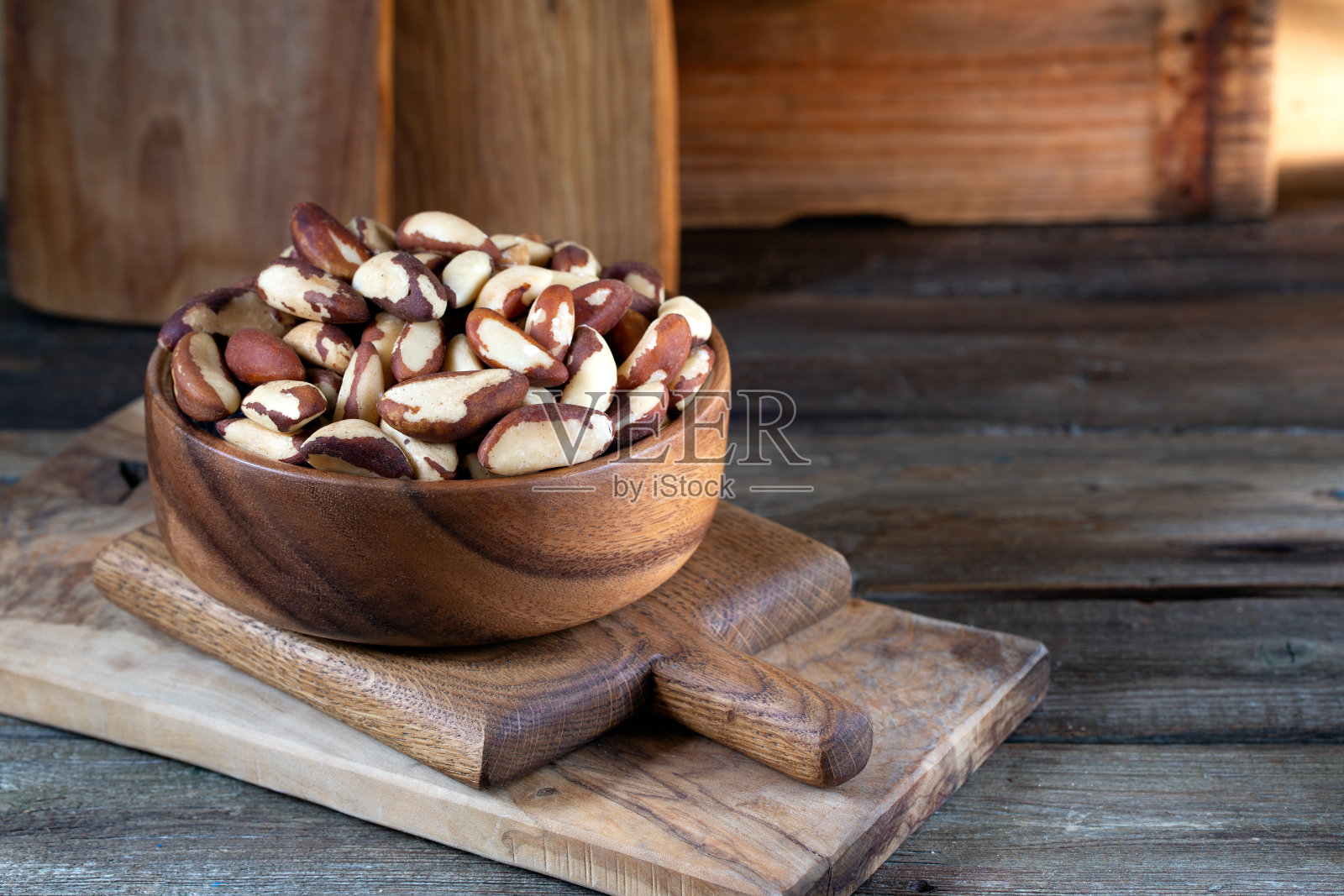 木板上的圆碗里的巴西坚果照片摄影图片