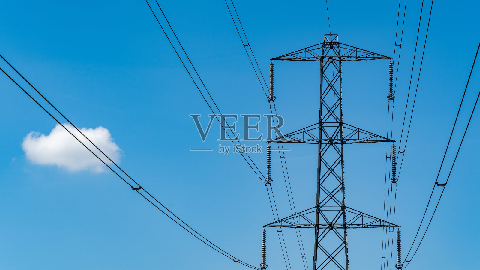 蓝天上的高压电线上飘着一朵白云照片摄影图片