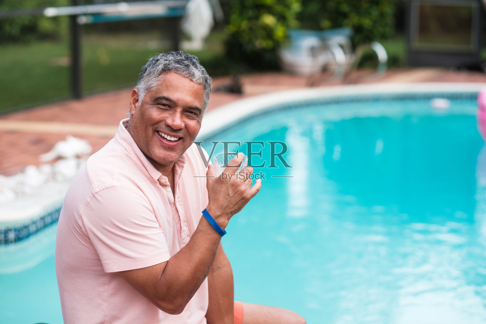 户外英俊的西班牙男子照片摄影图片