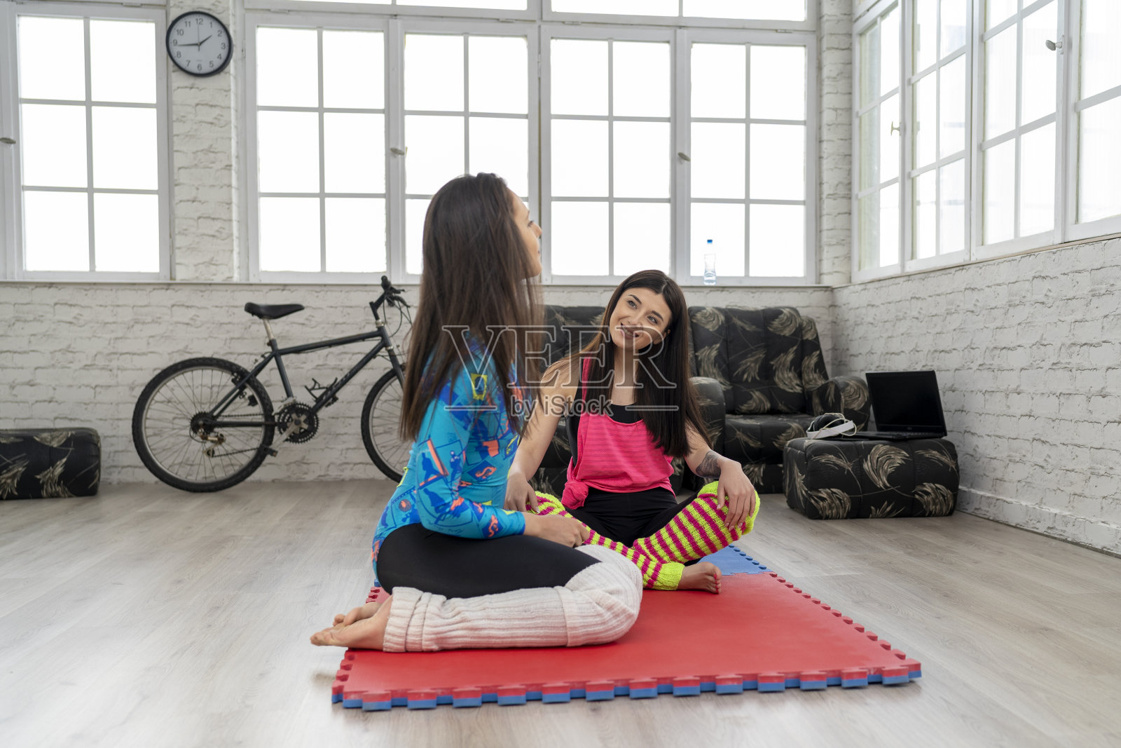 年轻的运动女性练习瑜伽照片摄影图片