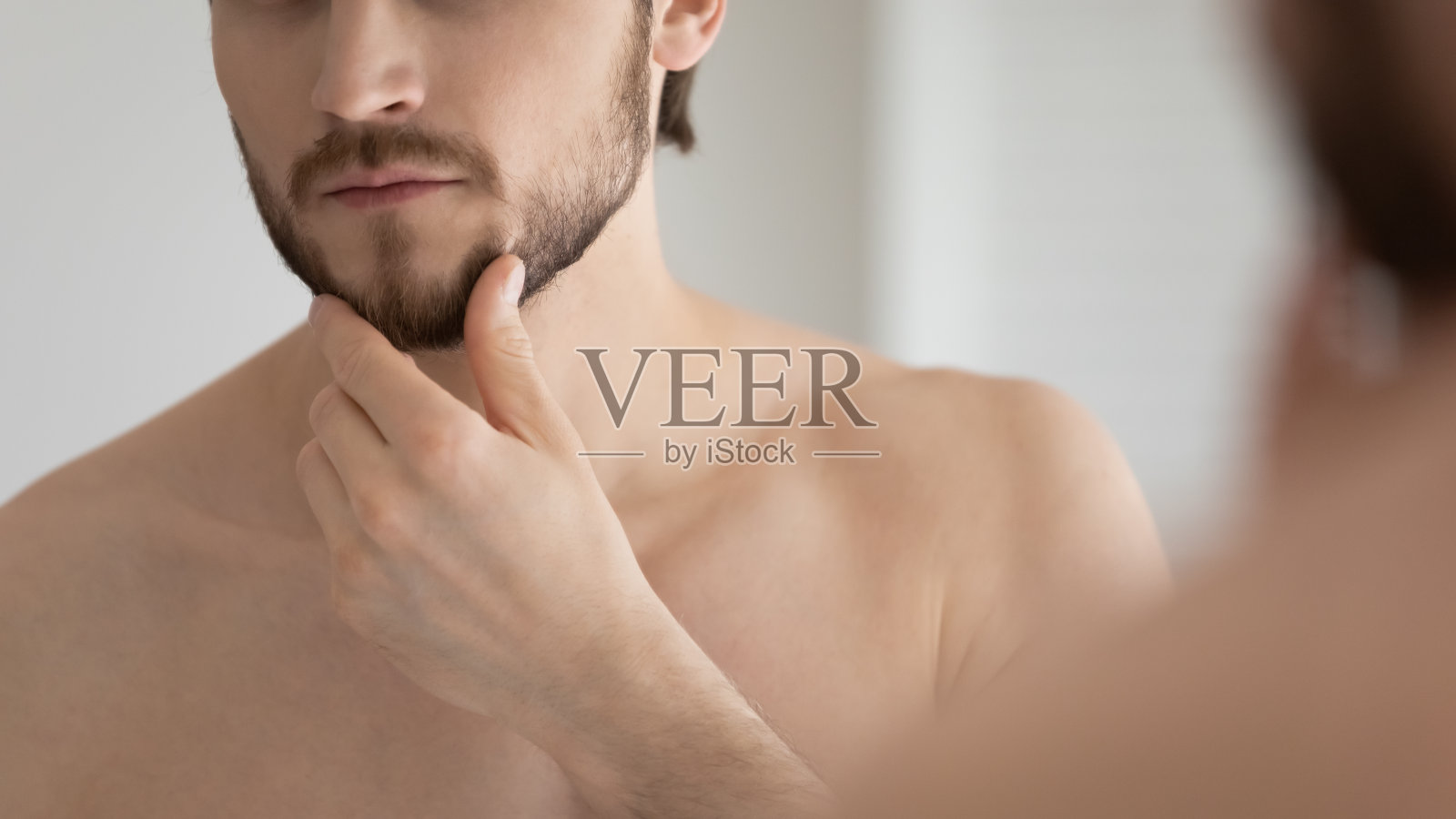 近距离的男人触摸刚毛剃须在浴室照片摄影图片