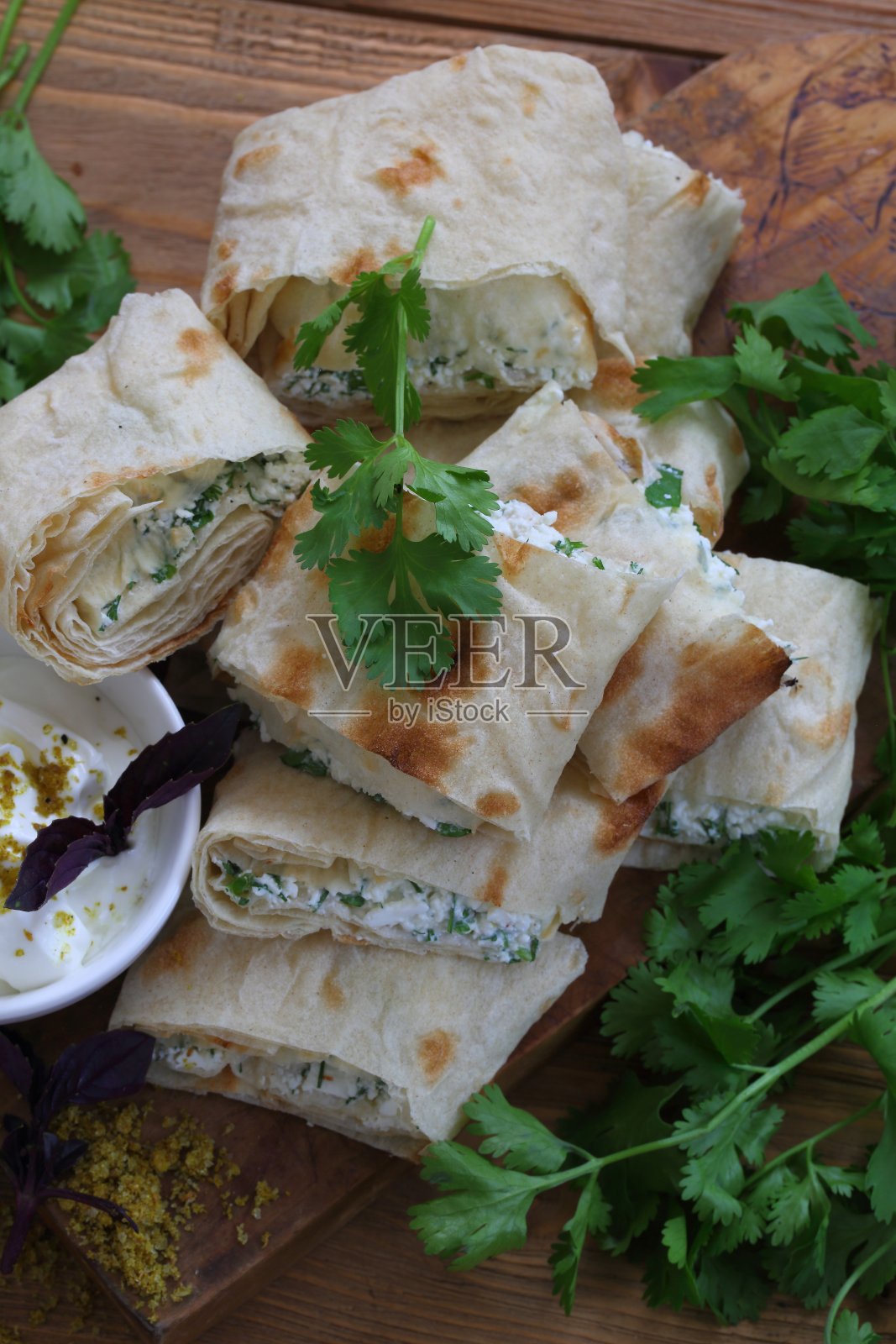 芝士和香草馅的卷饼照片摄影图片