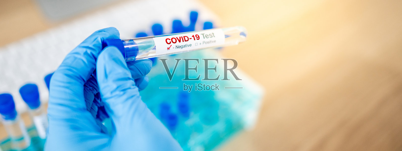 手持COVID-19试管的医学科学家照片摄影图片