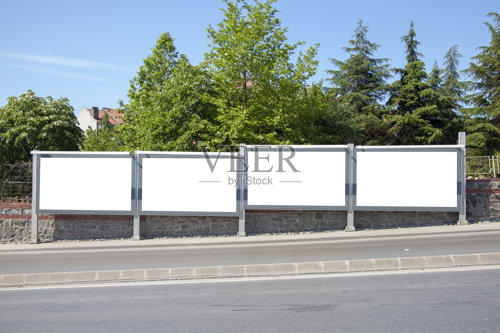 柏油路上的广告牌照片摄影图片