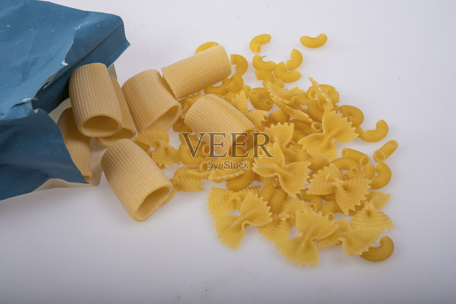 极近距离的通心粉管。照片摄影图片