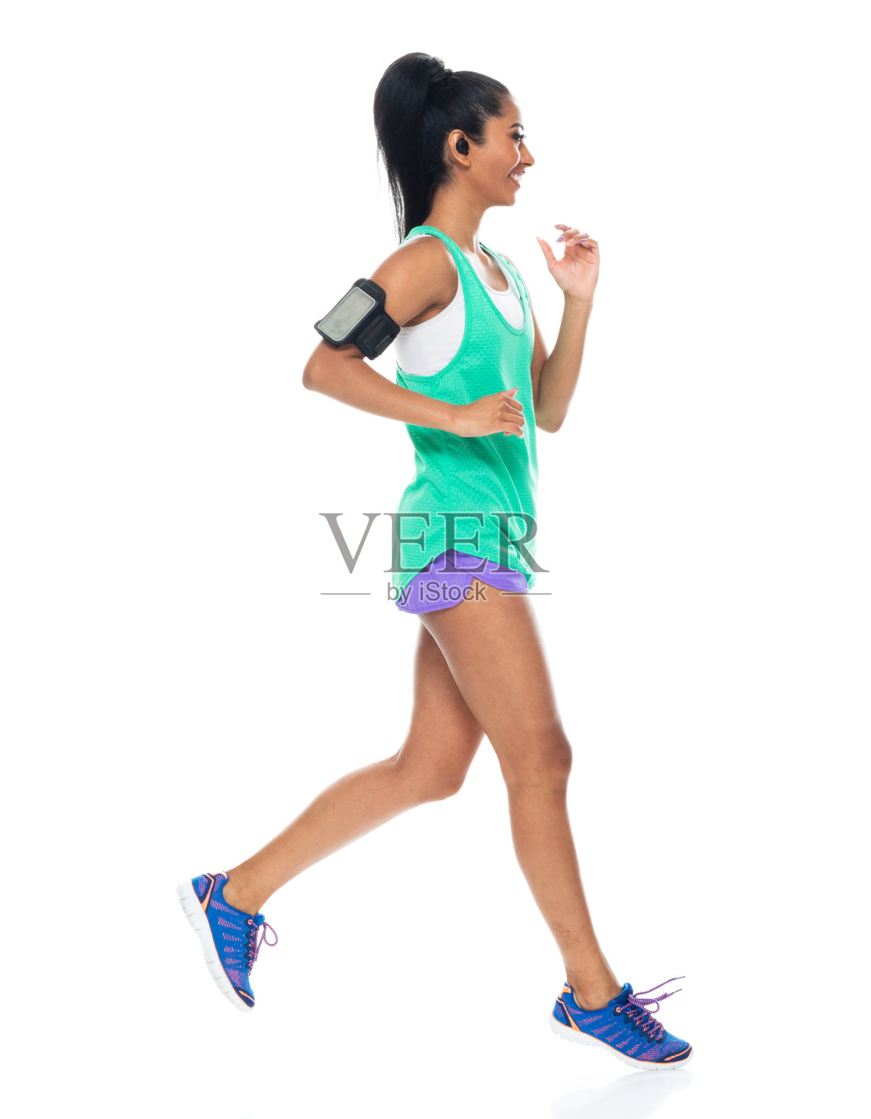 z一代女性穿着运动鞋在黑色背景前无袖追赶照片摄影图片