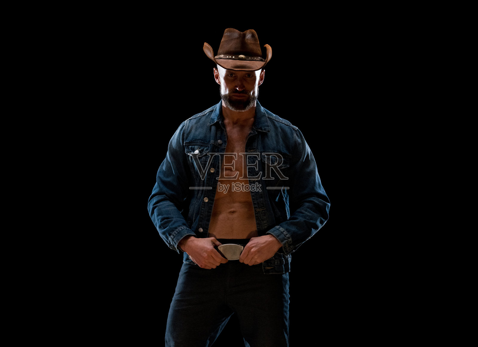 白人中年人站在黑色背景穿着双牛仔布照片摄影图片