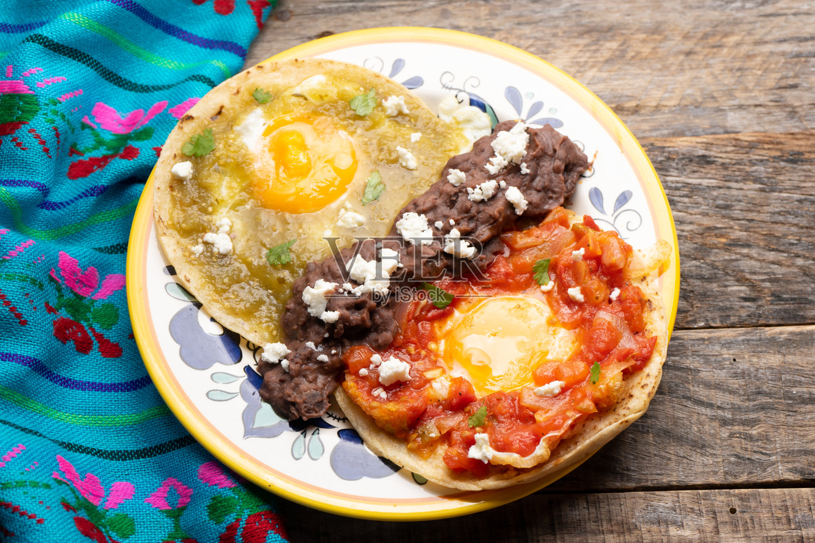 墨西哥煎蛋配上绿酱和红酱，也被称为“divorciados”木质背景照片摄影图片