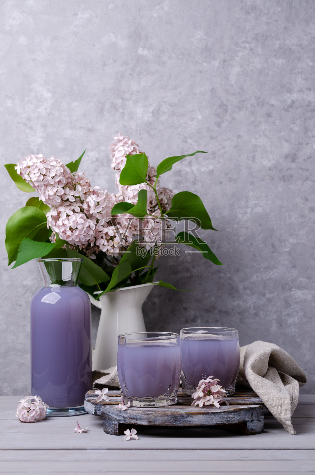 紫丁香在玻璃杯中饮用照片摄影图片