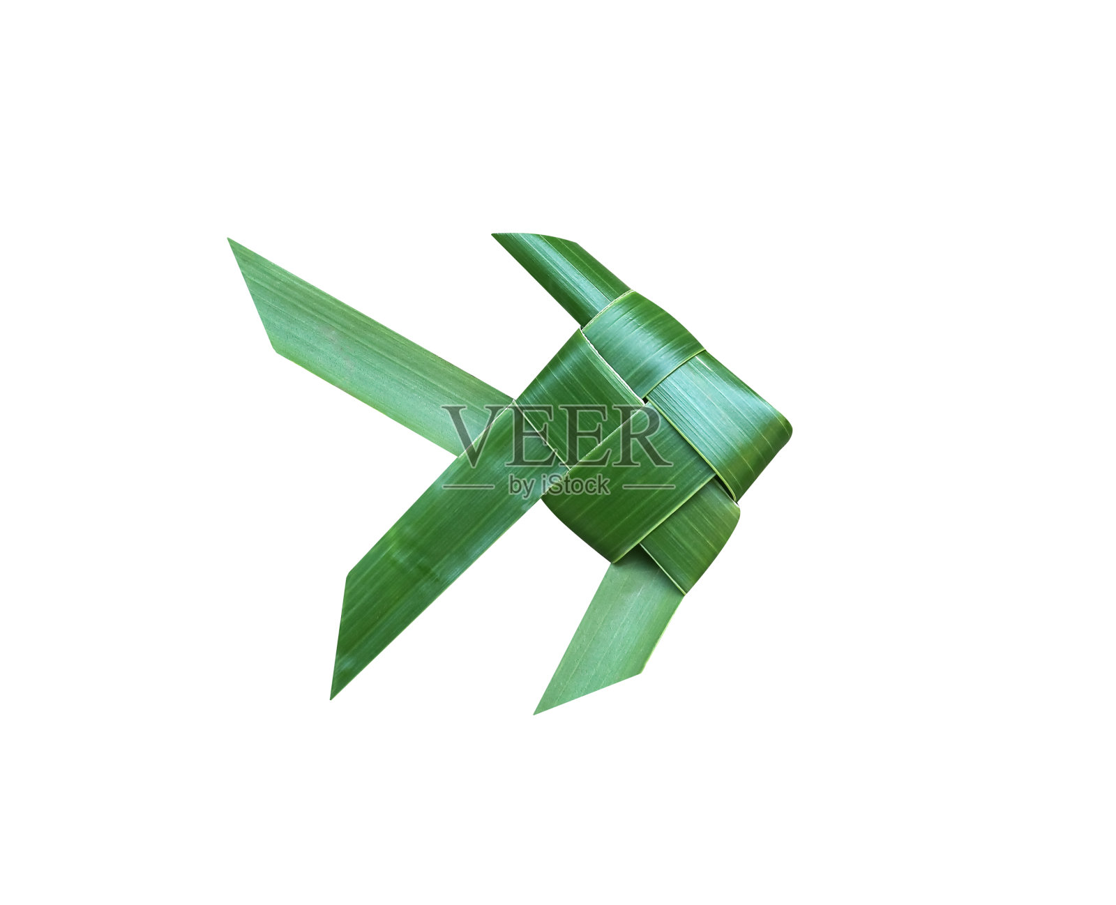 鱼玩具工艺品由绿色的椰叶编织而成，孤立在白色的背景上，修剪小路照片摄影图片
