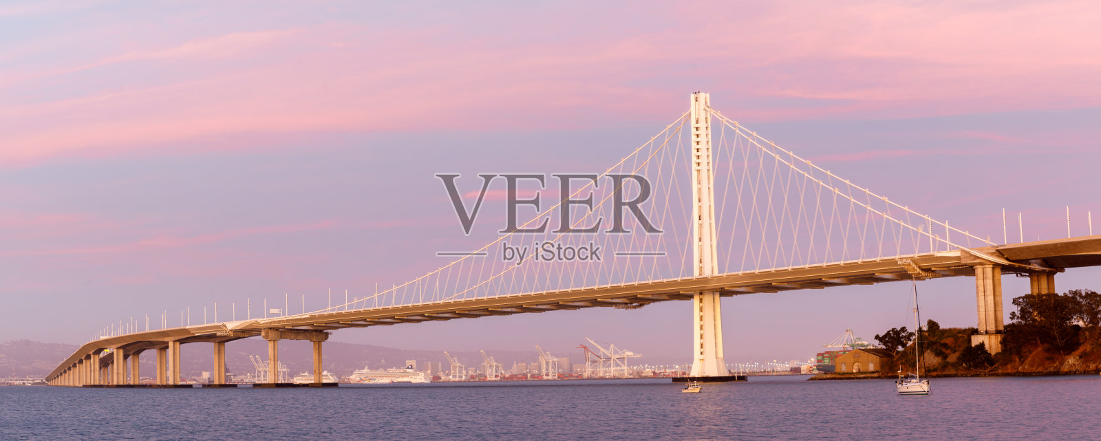 东跨旧金山-奥克兰海湾大桥的黄昏全景照片摄影图片