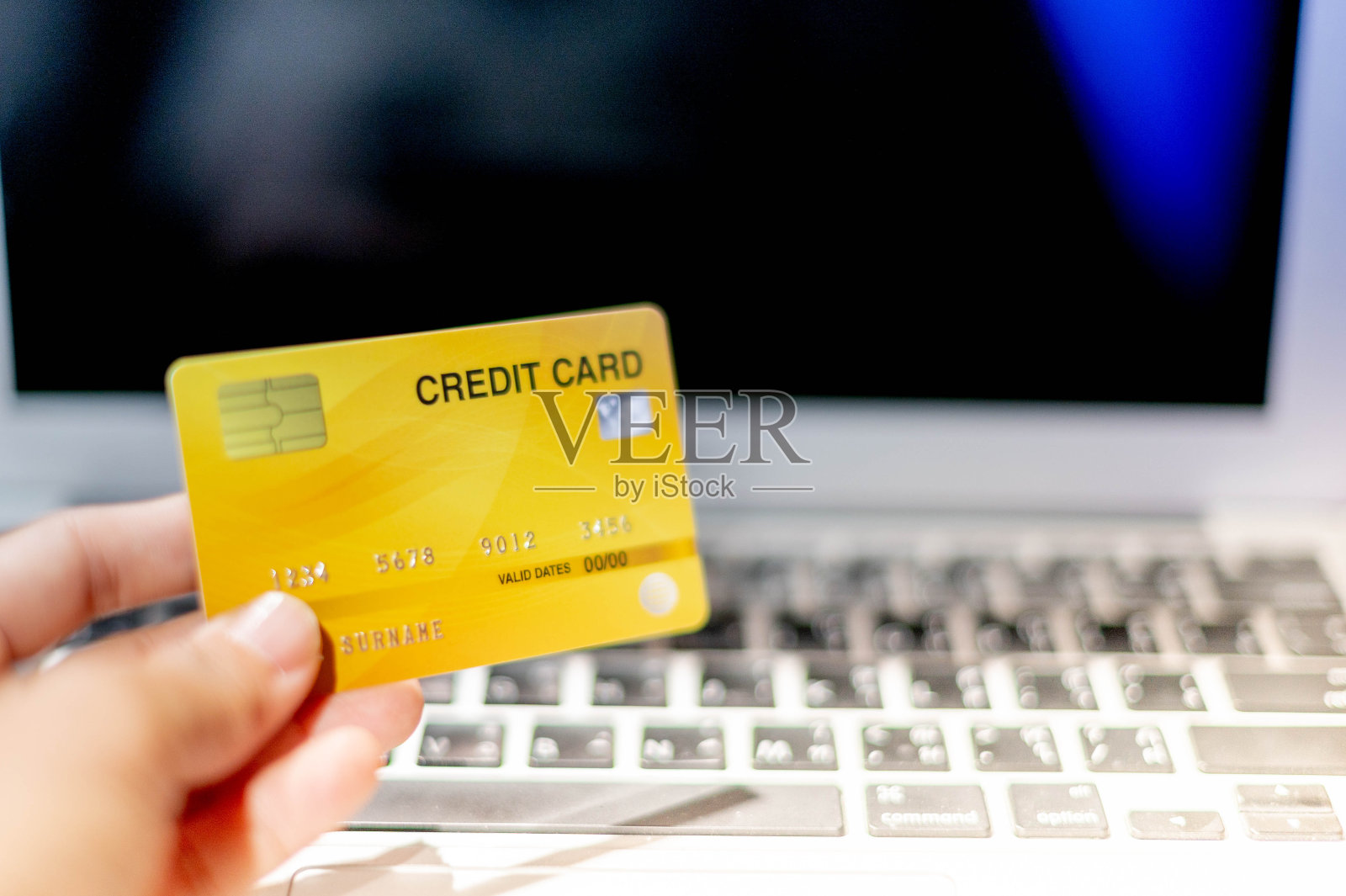 手握信用卡，为客户和创业者准备用于网上购物。照片摄影图片