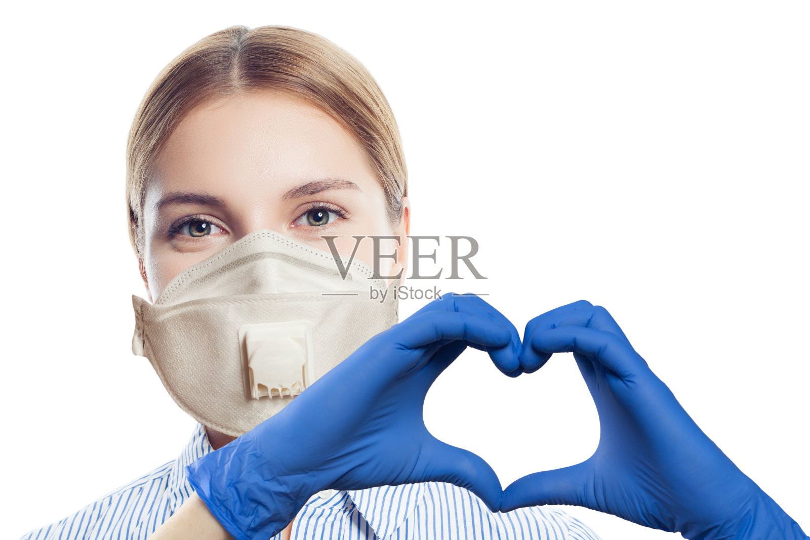 快乐的女人戴着防护面具做心脏。医疗保健、医学和治疗理念照片摄影图片