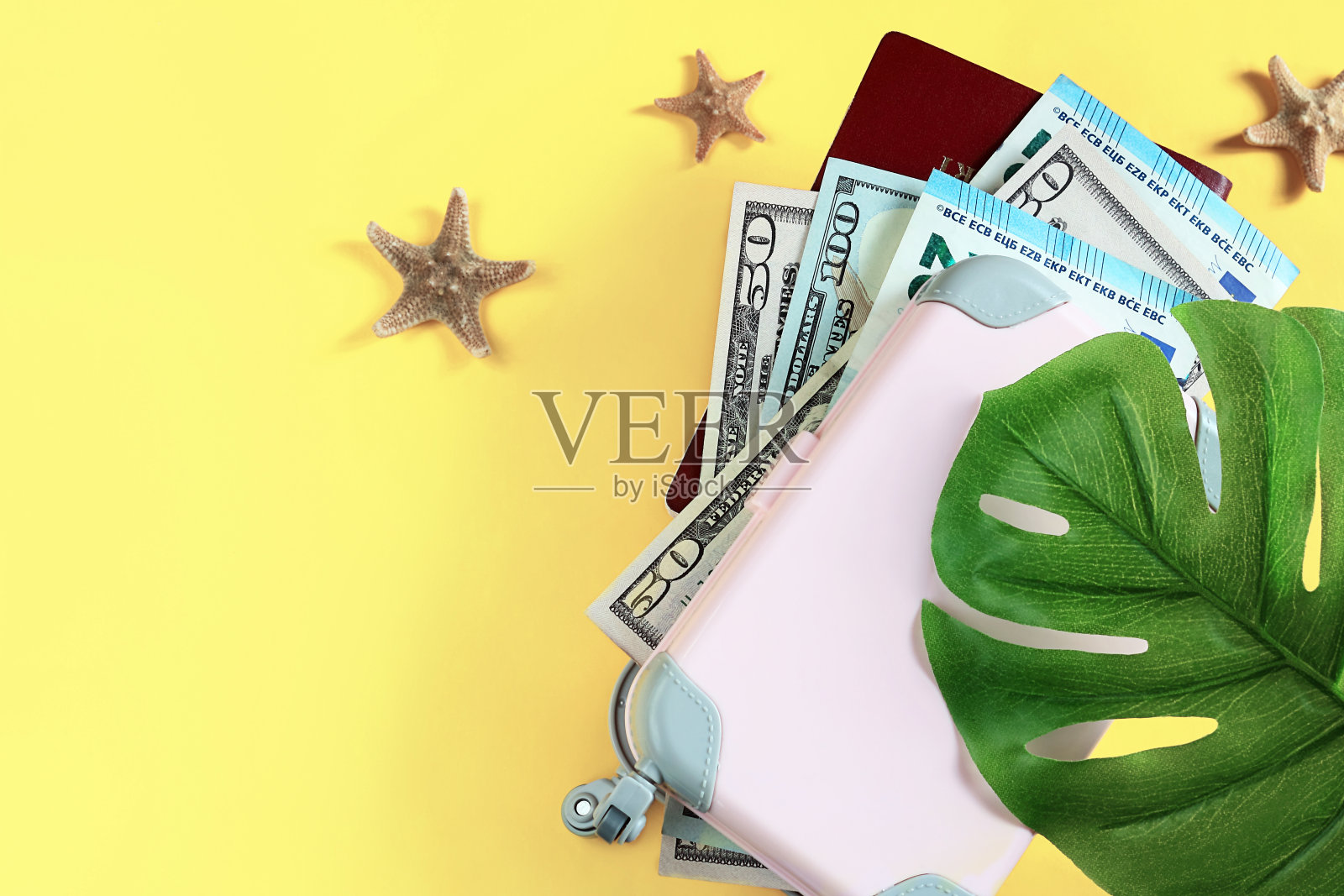 黄色背景上的旅行配件。夏天的梦想。平的。照片摄影图片