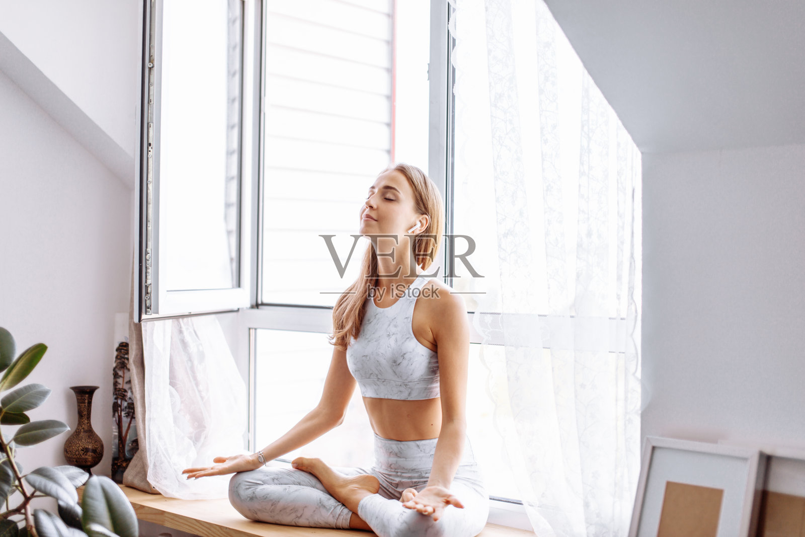 年轻女子练习莲花姿势在冥想会议，在工作室孤立照片摄影图片