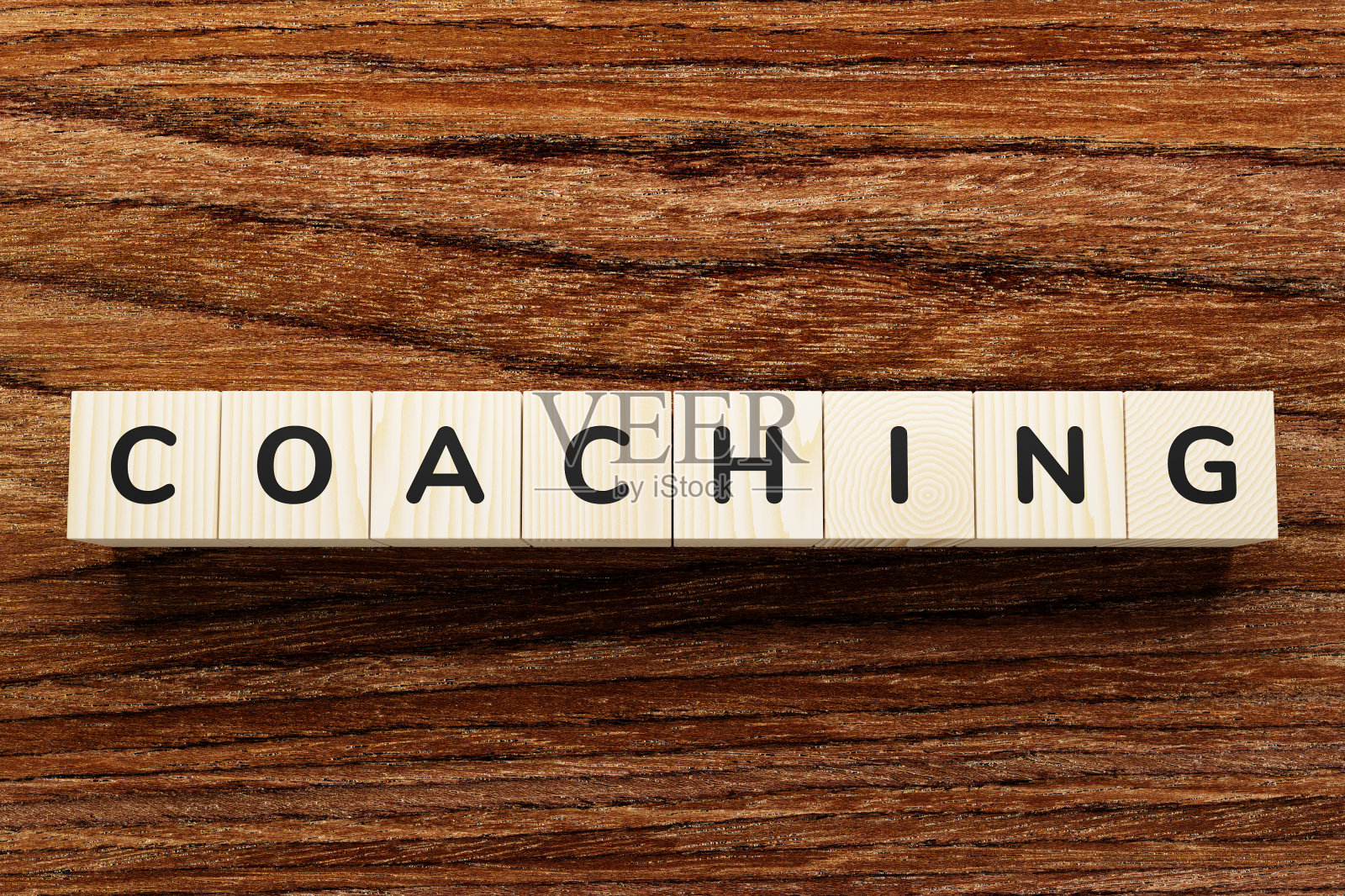 在木块上教单词。照片摄影图片