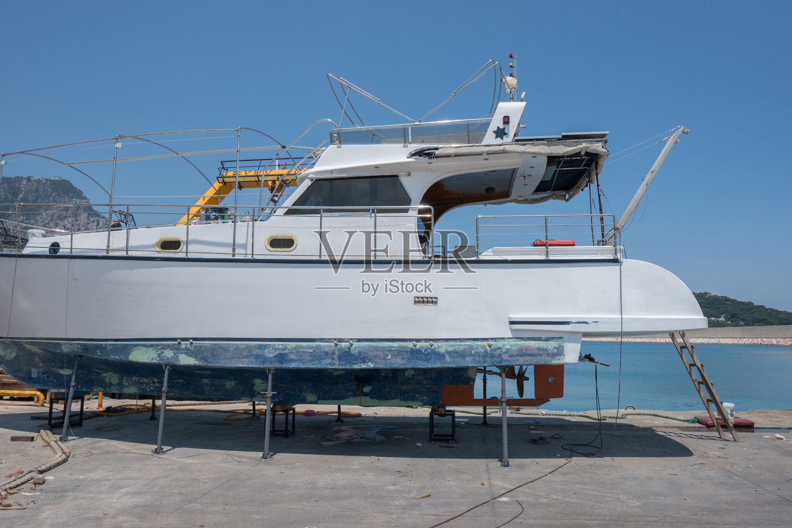 一艘小游艇停在一个干船坞里照片摄影图片