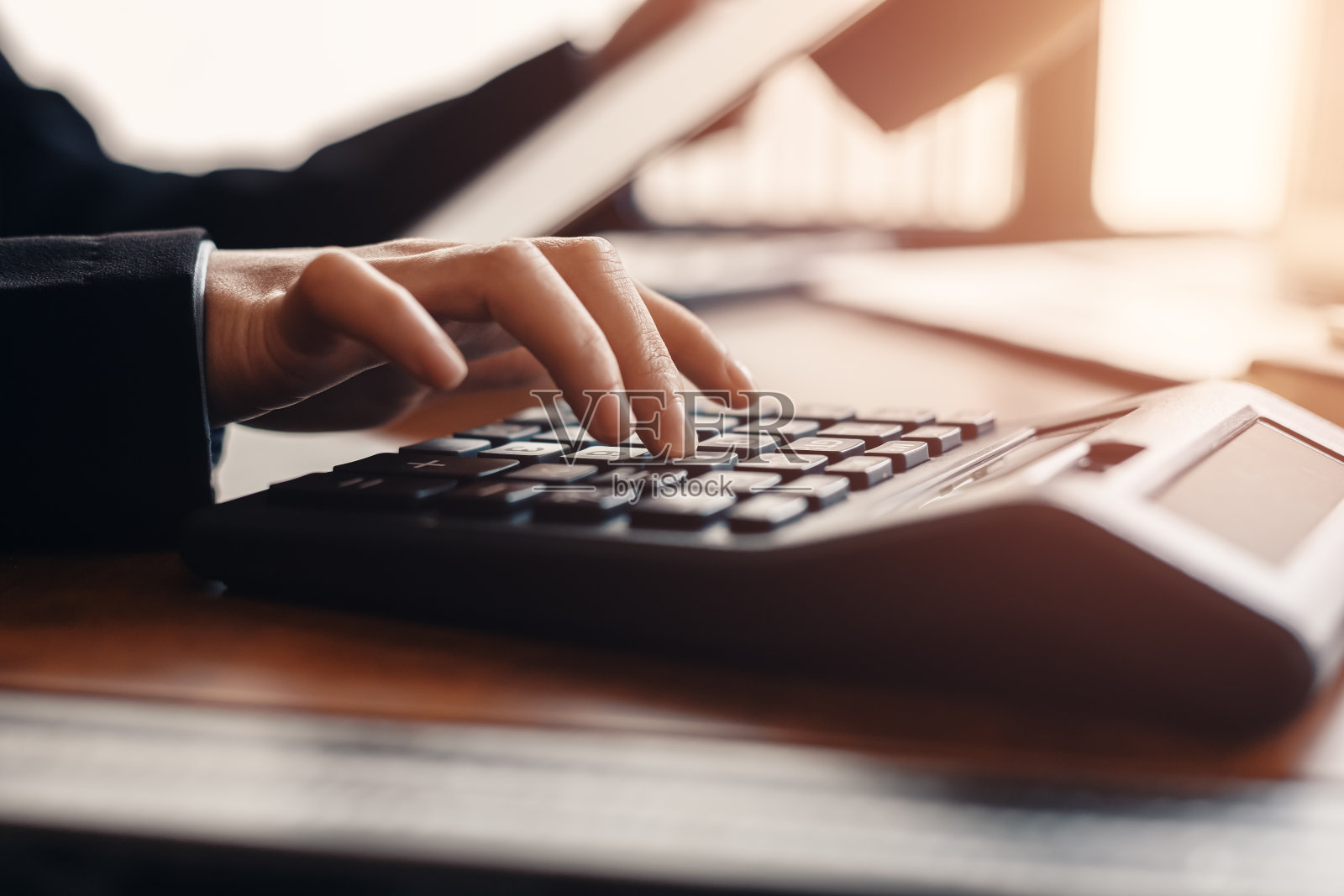 商务女性工作与商业文件和计算器在办公室的桌子上。财务会计的概念。照片摄影图片