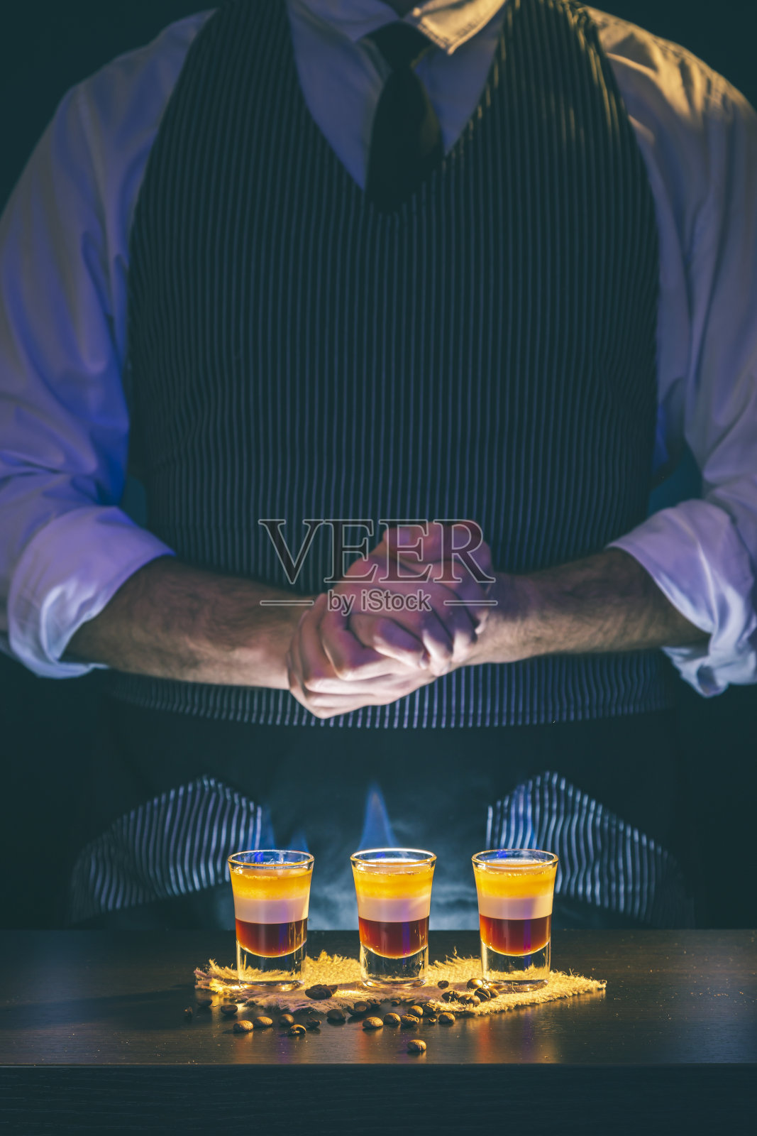 侍者端着B-52鸡尾酒照片摄影图片