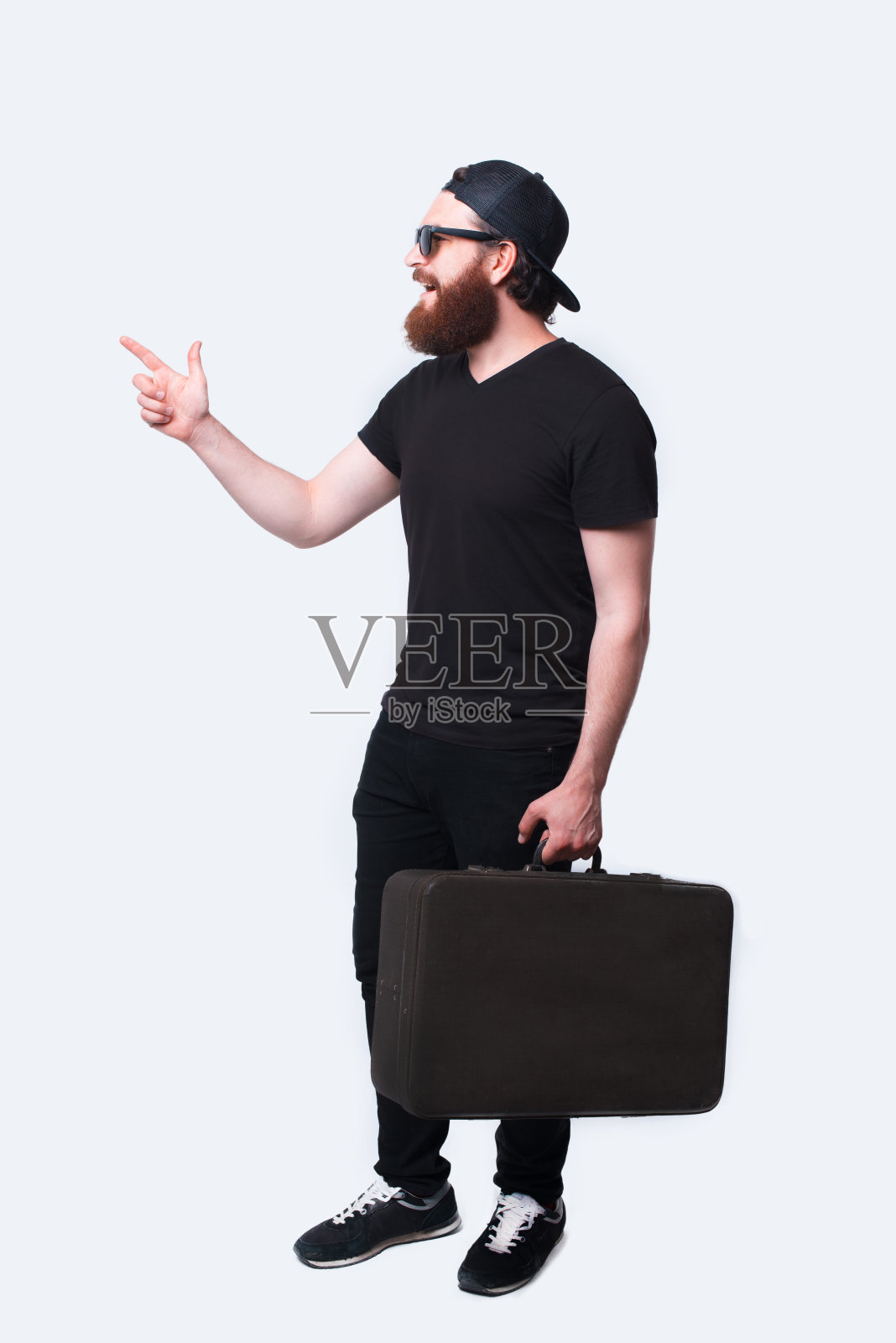 完整的照片哦，年轻的留胡子的潮人与古董手提箱指向远方照片摄影图片