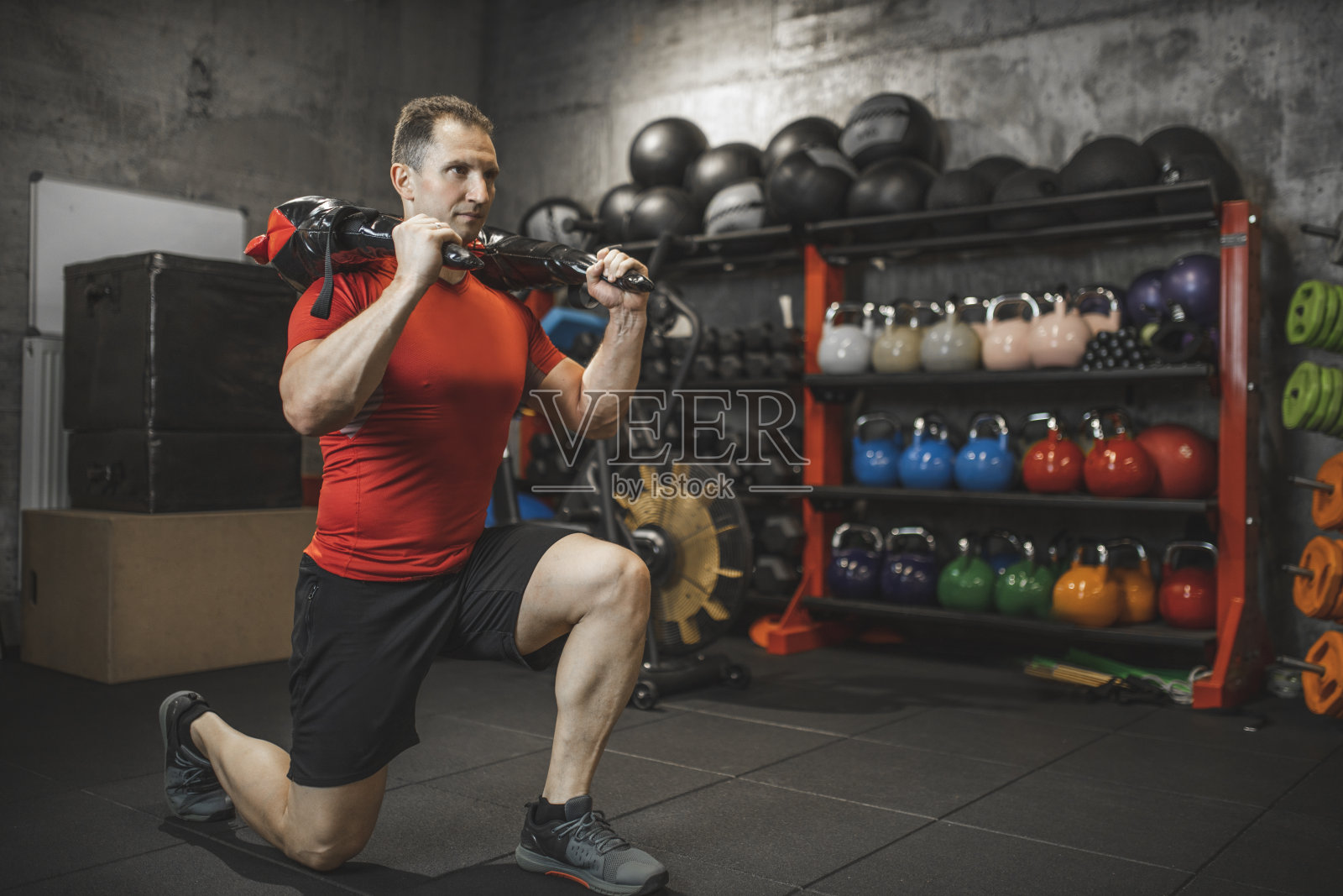 高加索健美者与严肃的面部表情与保加利亚训练袋工作照片摄影图片