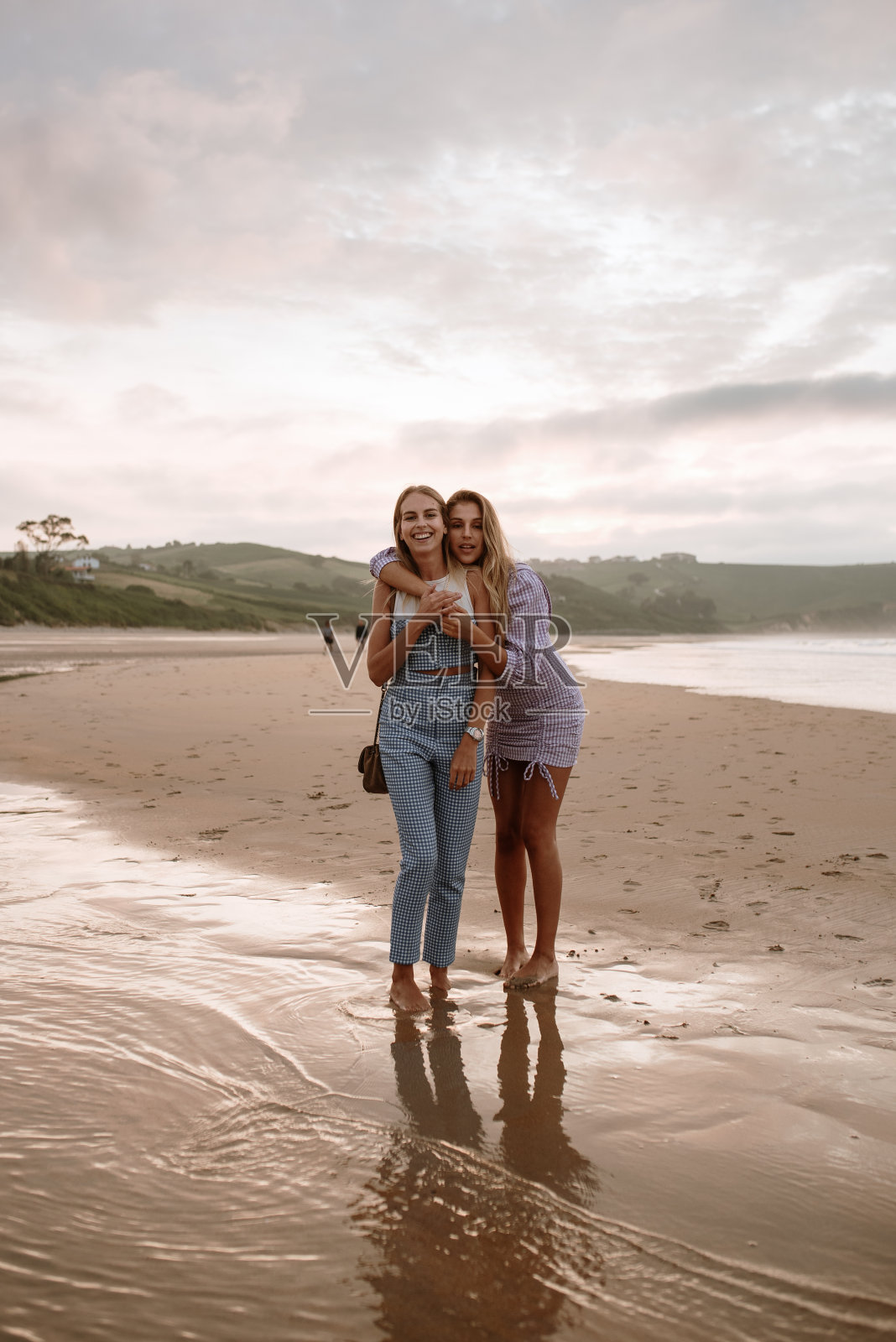 两个年轻女人在海滩上玩照片摄影图片