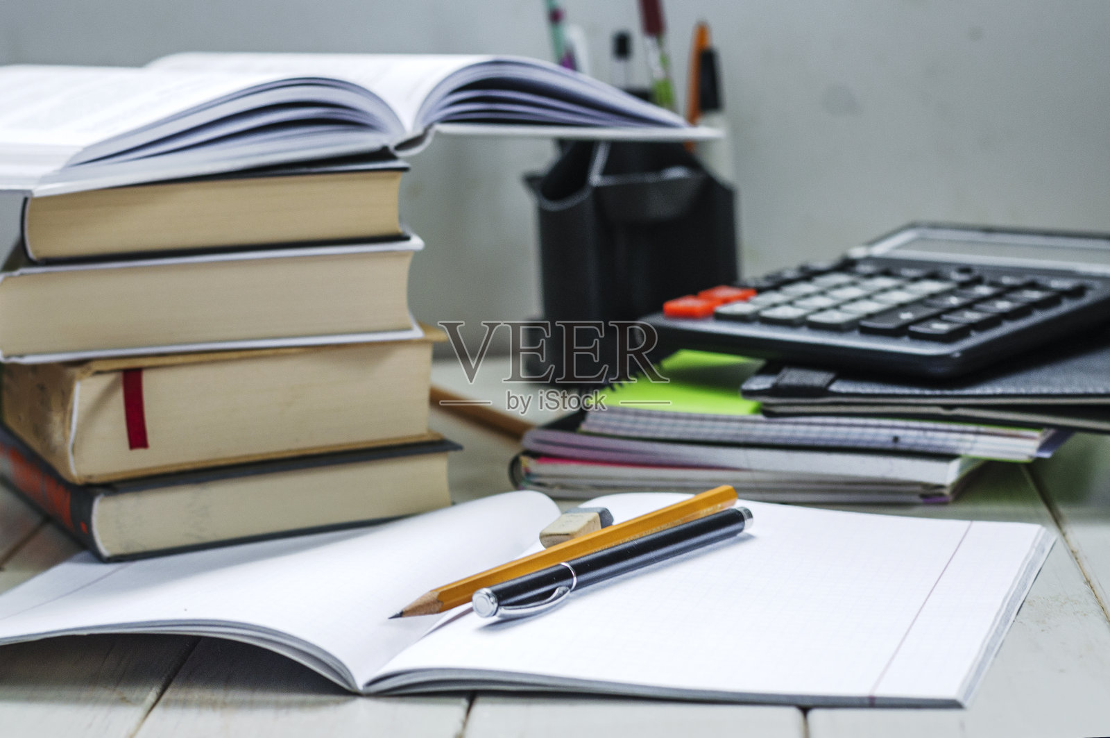 学校用品放在桌子上照片摄影图片