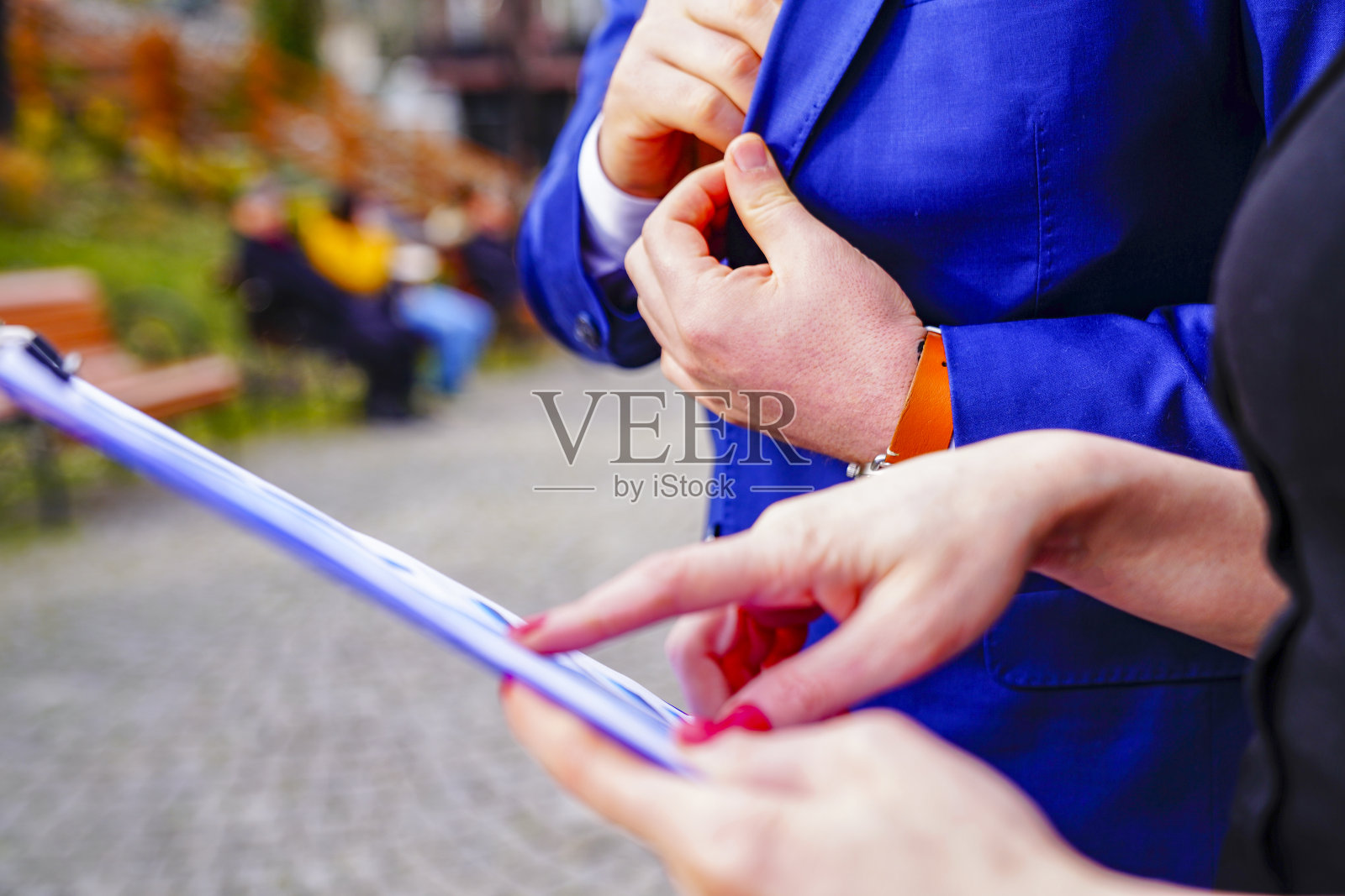 在会议期间，小组的同事们手牵手。成功的团队工作理念。商人们双手合十照片摄影图片