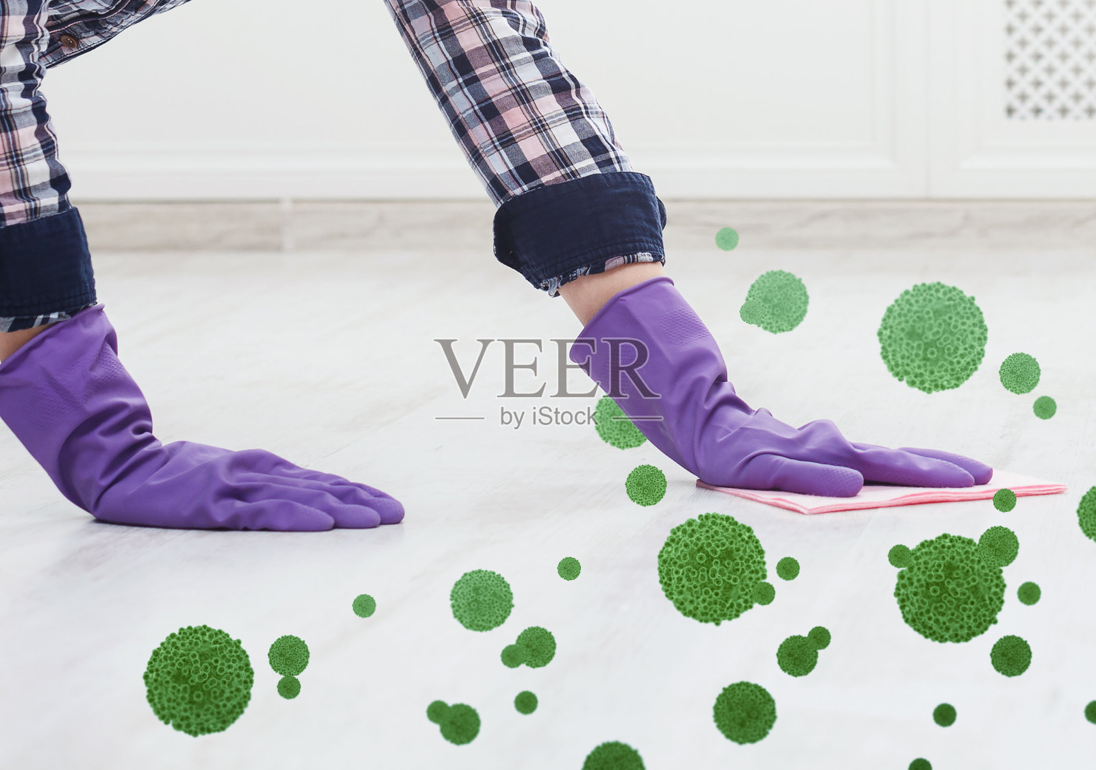 近距离的女性双手清洁地板，对抗细菌的入侵，与病毒细胞拼贴照片摄影图片